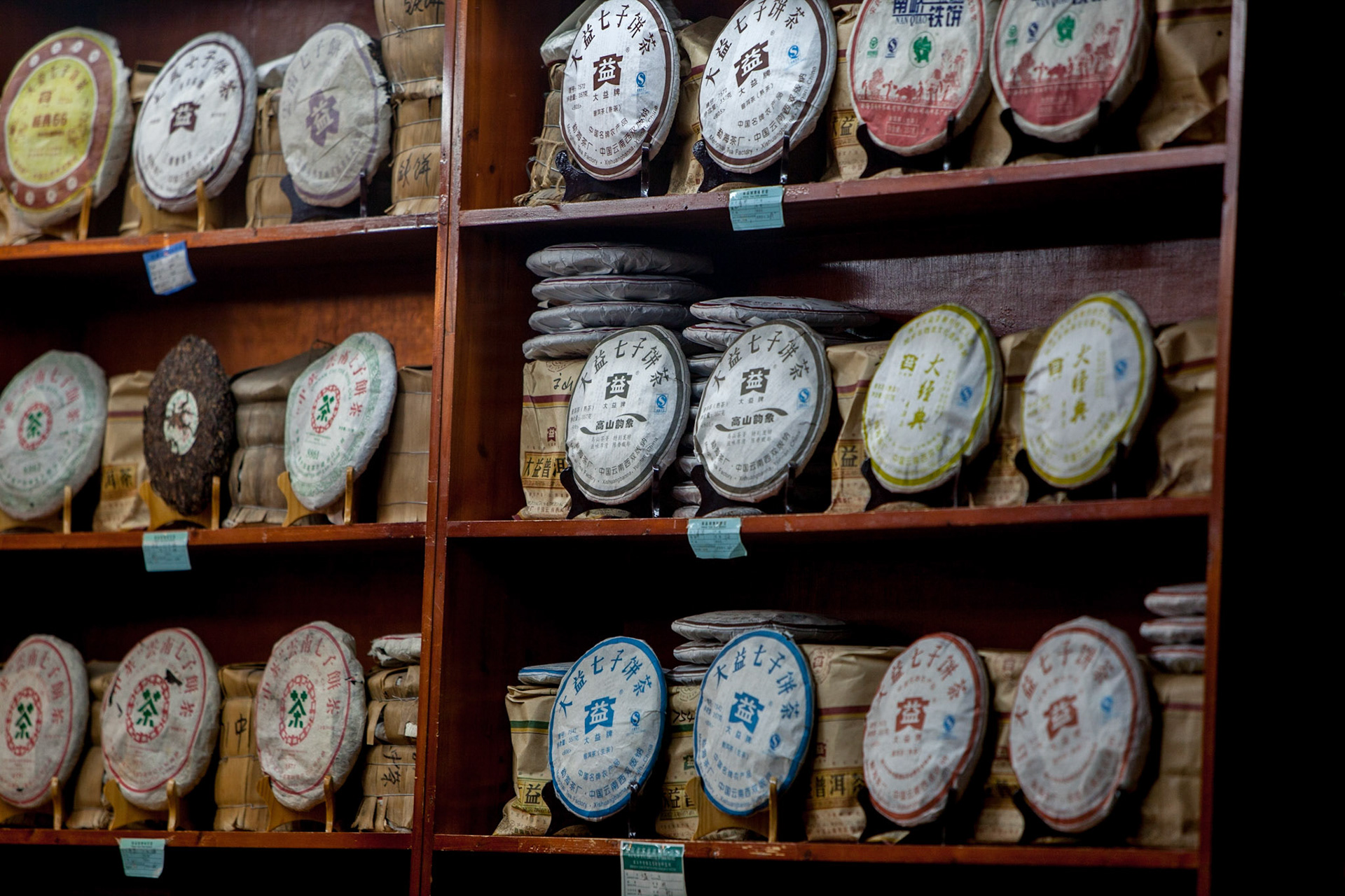 Now a popular touristic destination, and UNESCO Heritage Site, Lijiang has a history going back more than 800 years and was once a confluence for trade along the old tea horse road. The Lijiang old town is famous for its orderly system of waterways and bridges. The old town of Lijiang differs from other ancient Chinese cities in architecture, history and the culture of its traditional residents the Nakhi people, therefore people there are called 胖金哥 and 胖金妹 (pàng jīn gē, pàng jīn mèi, male and female respectively). The town was ruled by the Mu Family during the portions of the Ming and Qing Dynasties, a period of nearly 500 years.