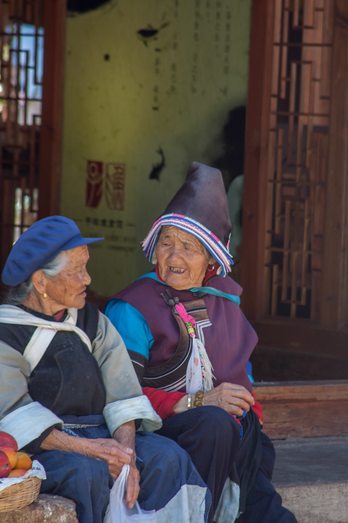 Now a popular touristic destination, and UNESCO Heritage Site, Lijiang has a history going back more than 800 years and was once a confluence for trade along the old tea horse road. The Lijiang old town is famous for its orderly system of waterways and bridges. The old town of Lijiang differs from other ancient Chinese cities in architecture, history and the culture of its traditional residents the Nakhi people, therefore people there are called 胖金哥 and 胖金妹 (pàng jīn gē, pàng jīn mèi, male and female respectively). The town was ruled by the Mu Family during the portions of the Ming and Qing Dynasties, a period of nearly 500 years.