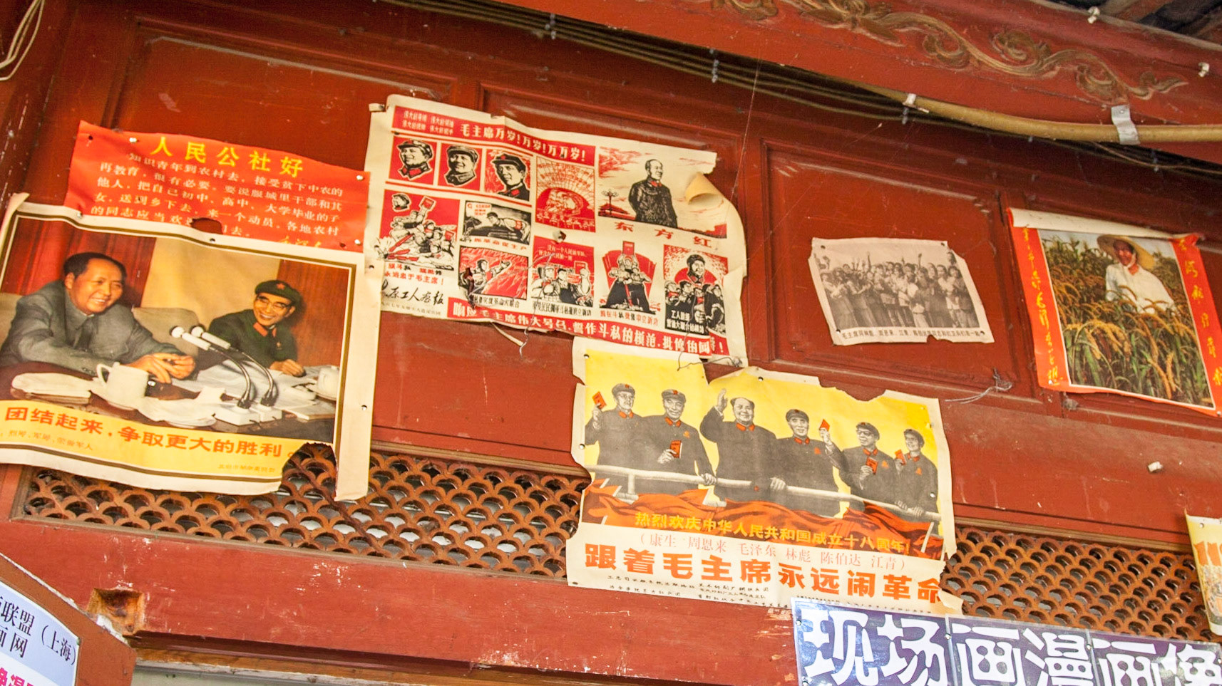 Now a popular touristic destination, and UNESCO Heritage Site, Lijiang has a history going back more than 800 years and was once a confluence for trade along the old tea horse road. The Lijiang old town is famous for its orderly system of waterways and bridges. The old town of Lijiang differs from other ancient Chinese cities in architecture, history and the culture of its traditional residents the Nakhi people, therefore people there are called 胖金哥 and 胖金妹 (pàng jīn gē, pàng jīn mèi, male and female respectively). The town was ruled by the Mu Family during the portions of the Ming and Qing Dynasties, a period of nearly 500 years.