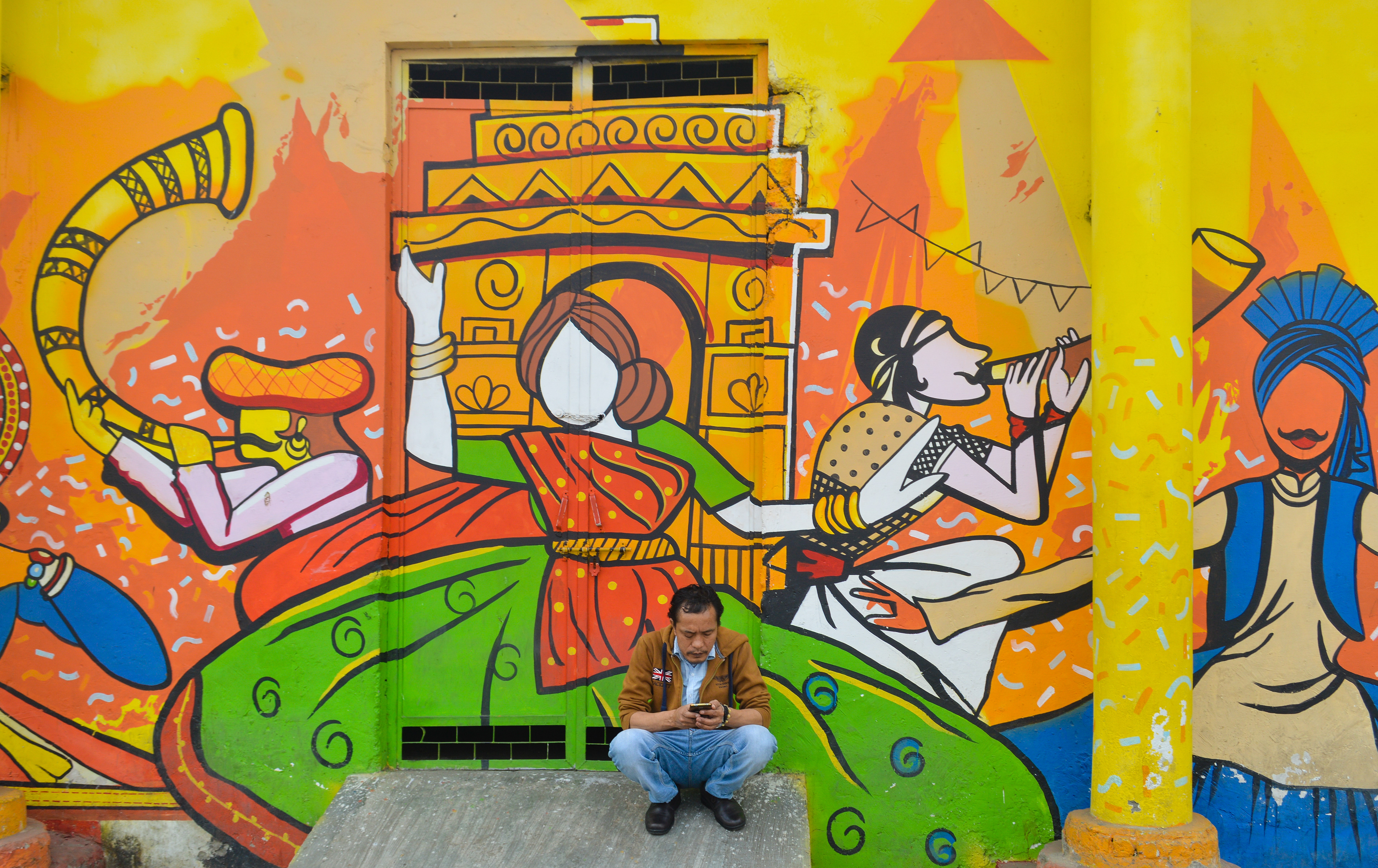 Smombie in front of a Graffiti Wall