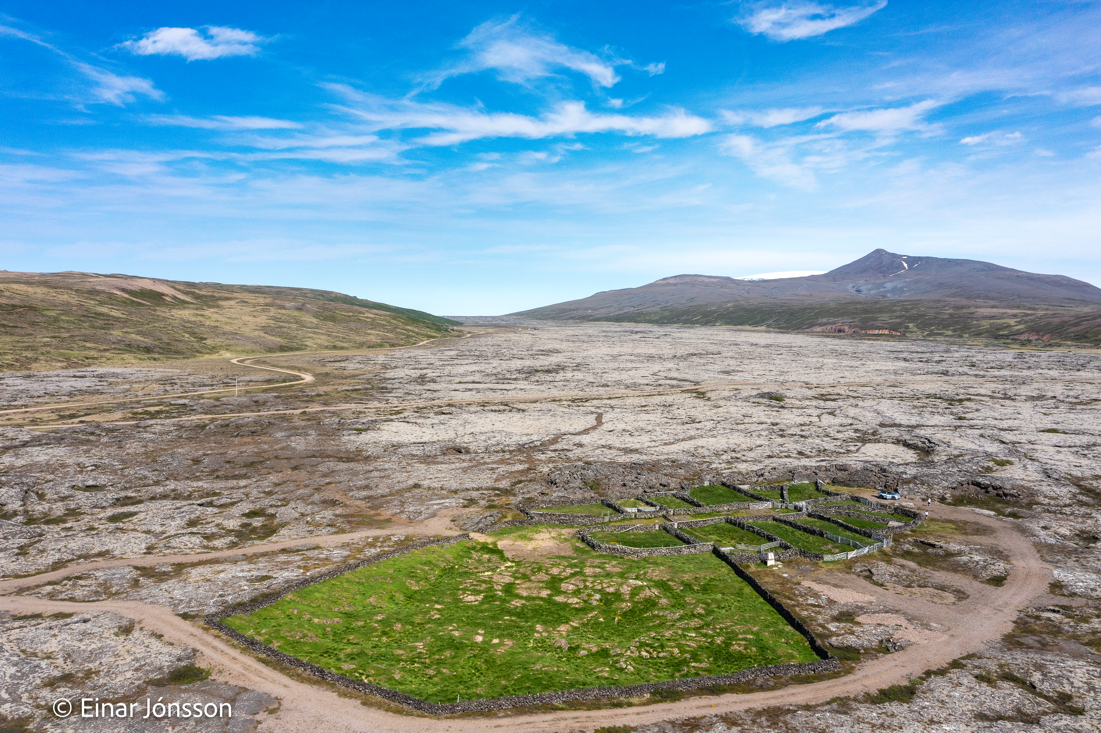 Horft til norðausturs um Gráhraun og inn til hálendisins og Hallmundarhrauns. Í fjarska ber fjallið Strútur við himinn. 