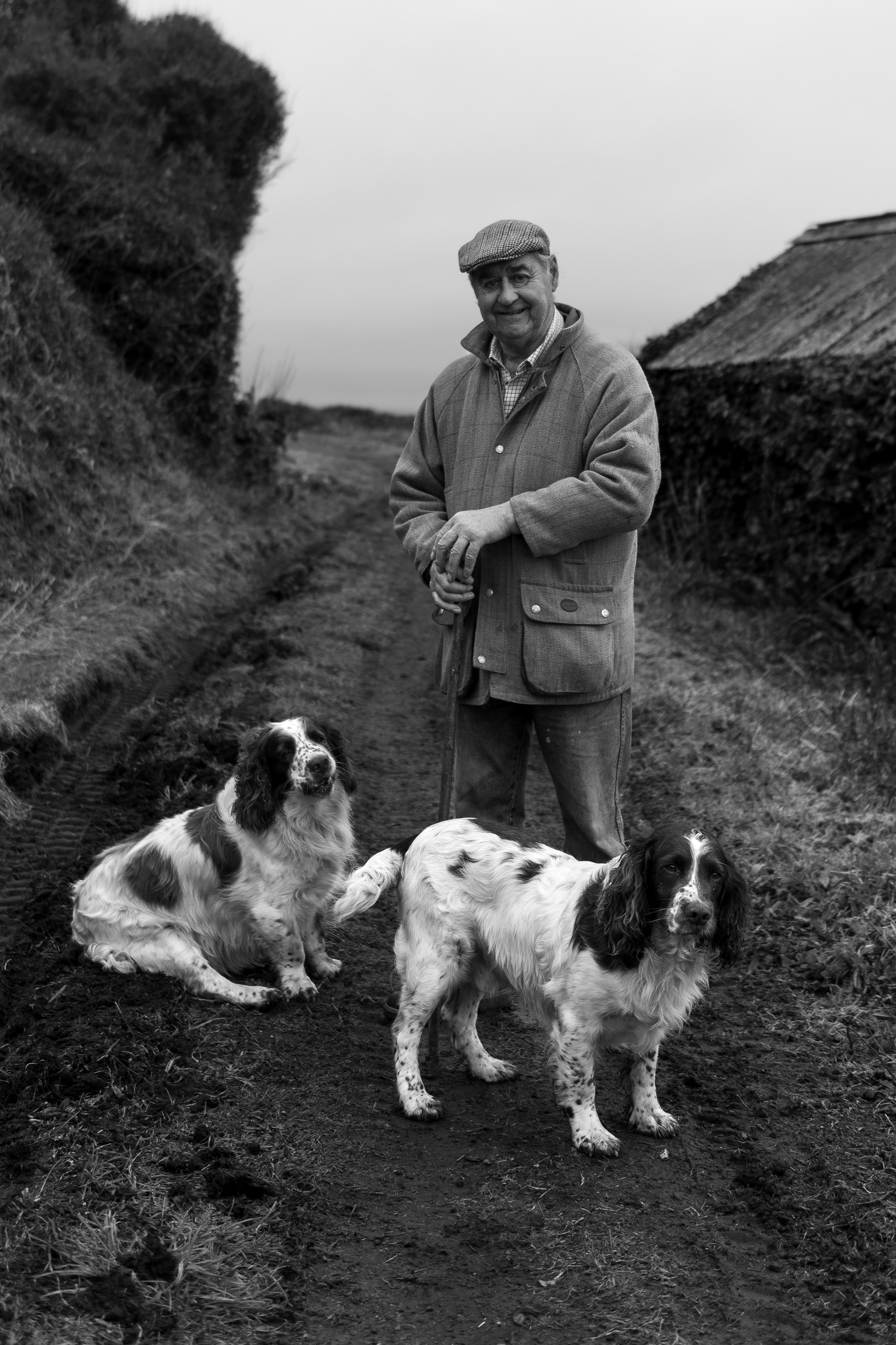 Alan Needhan, Cornish local out for a walk with his two gun dogs (Freckles and Ben), Porthoustock, Cornwall, UK 25/01/2023 © Simon Shea