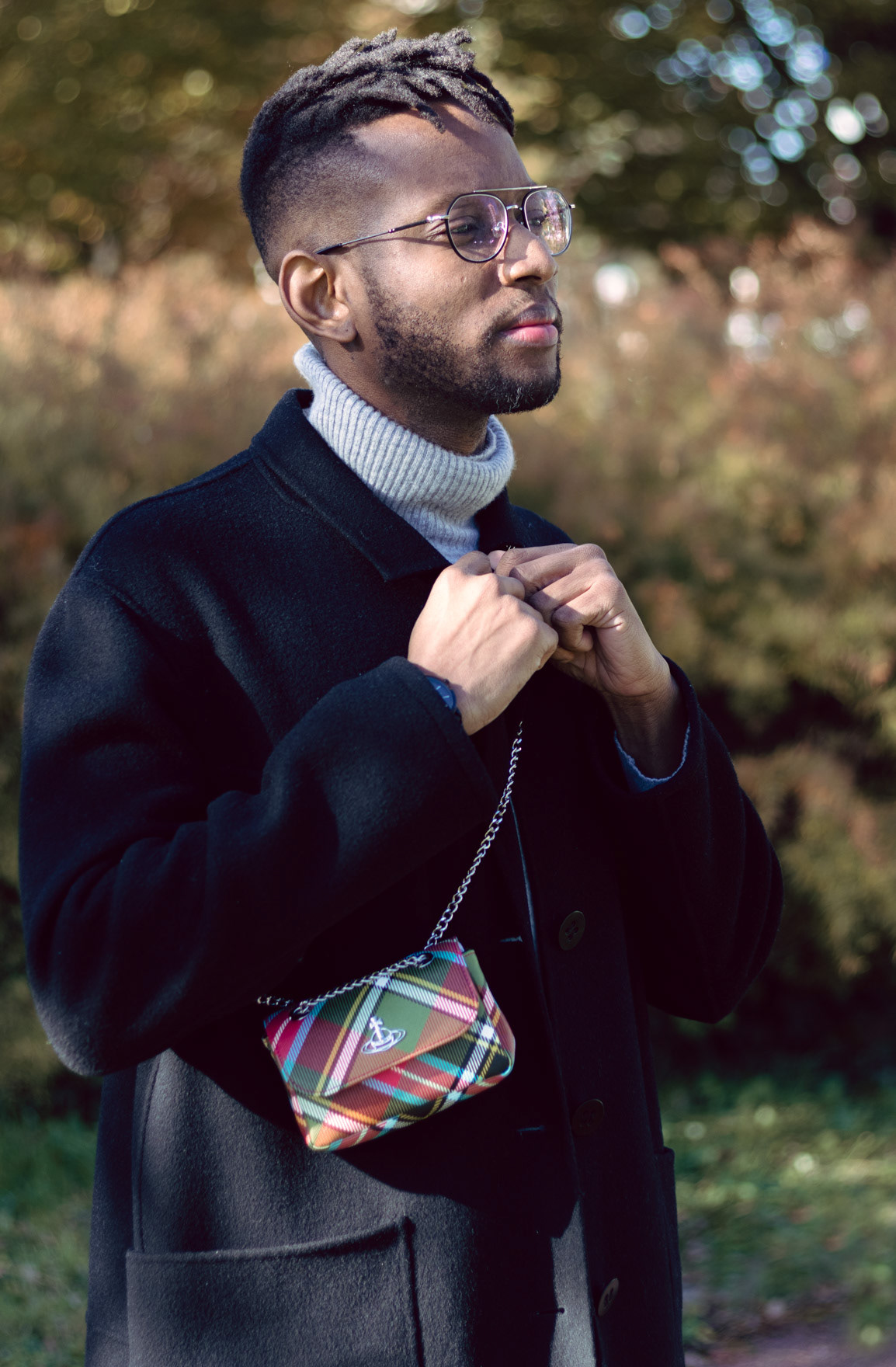 Portrait en lumiere naturelle d-un homme noir