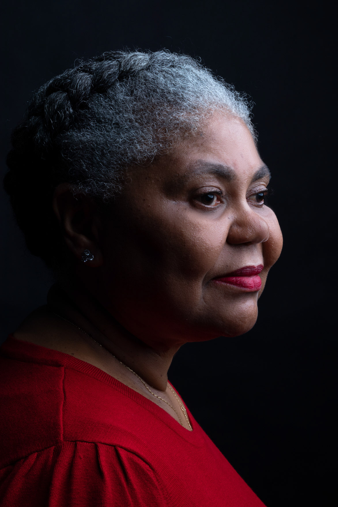Portrait en studio d-une femme d-age mur