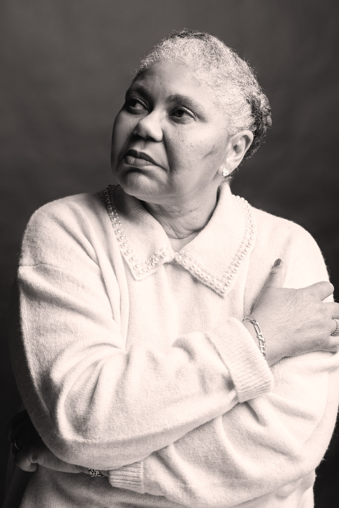 Portrait en noir et blanc d-une femme d-age mur