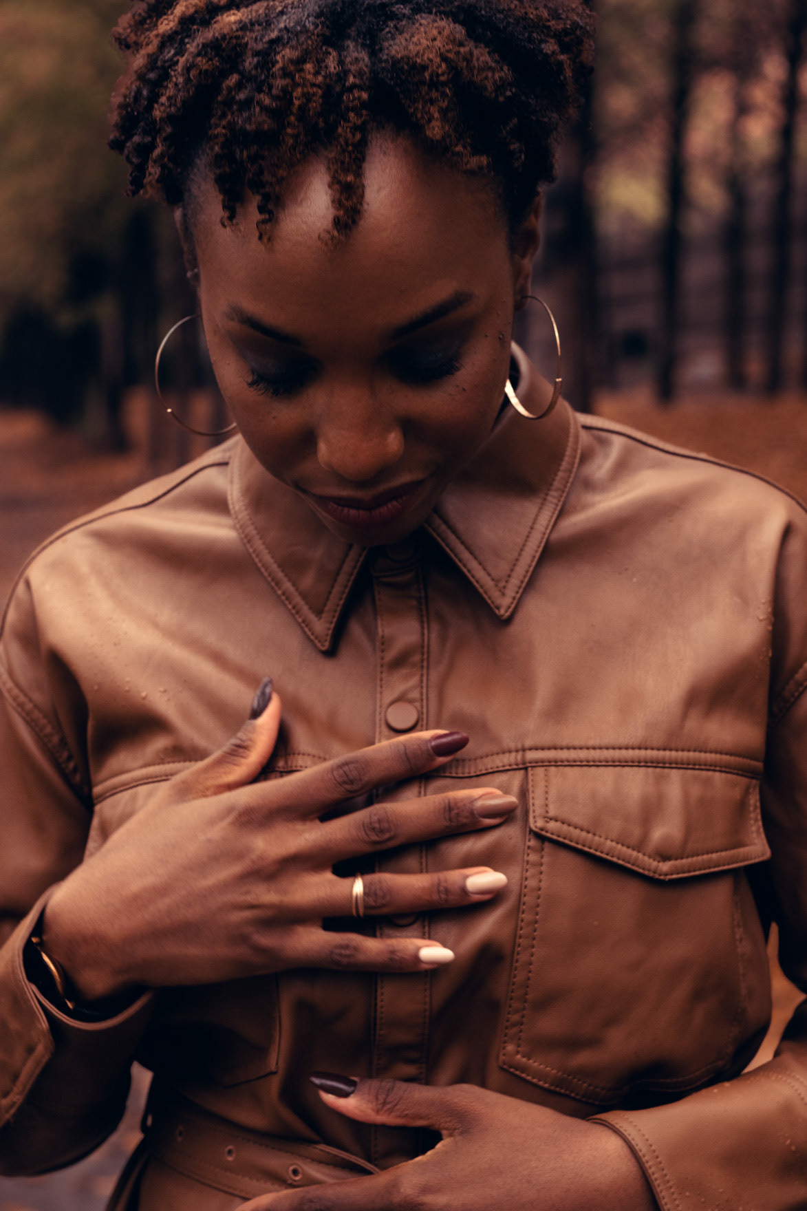 Portrait de mode d-une jeune femme noire en automne en IDF