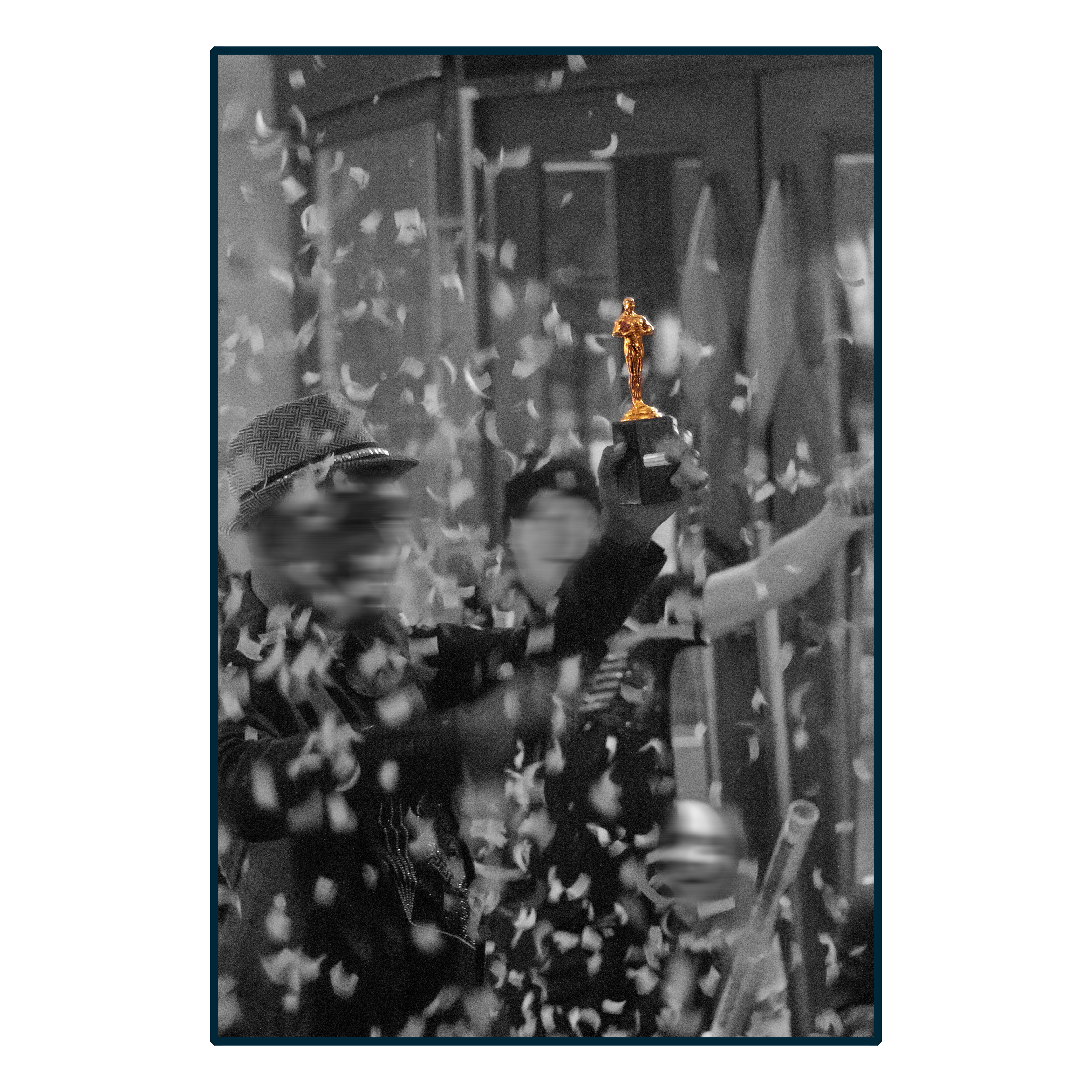 Mann schwingt freudig mit gewonnenem Preis zum Mitarbeiter des Jahres