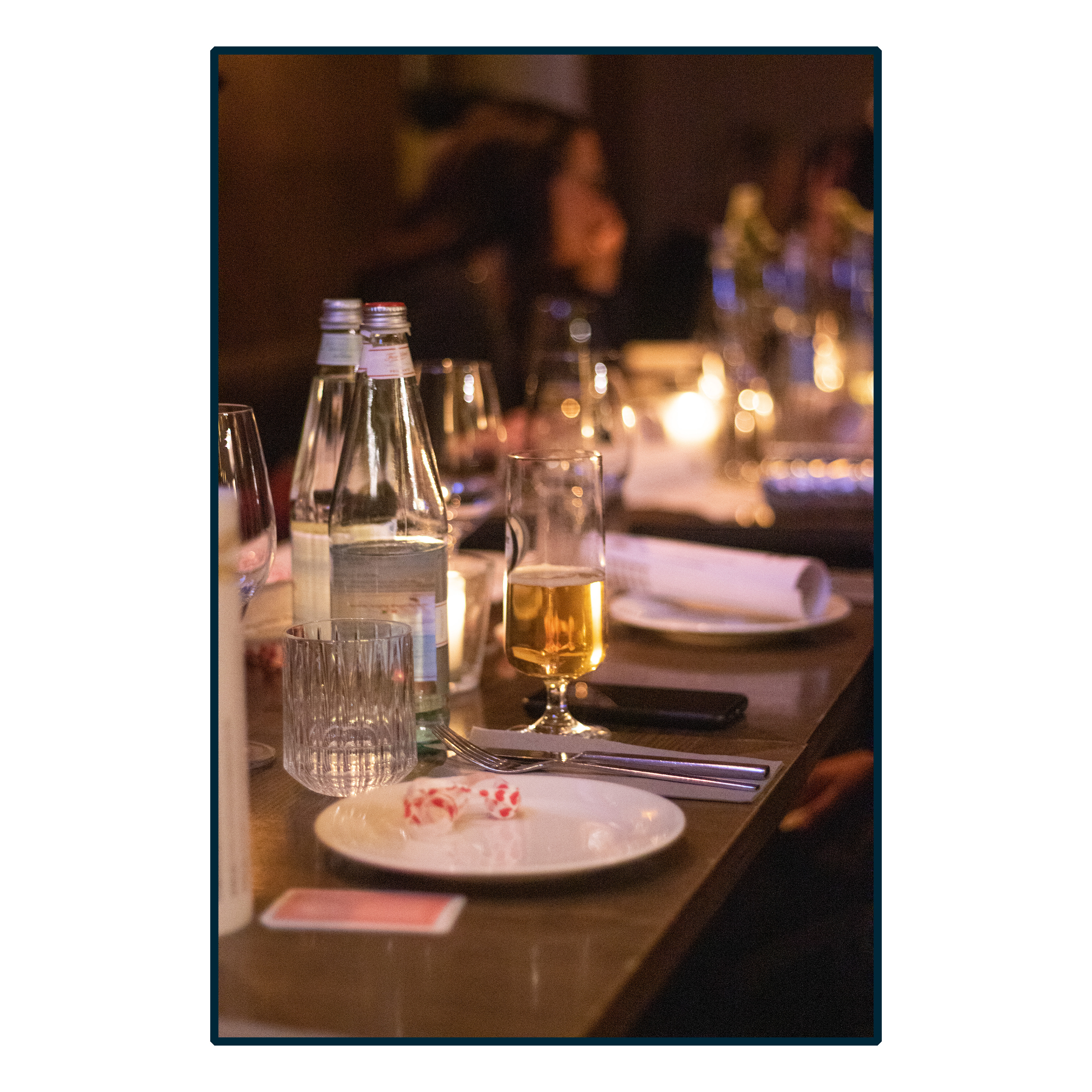 Glas auf Tisch mit schöner Anrichtung in einem Restaurant, Eventfotografie