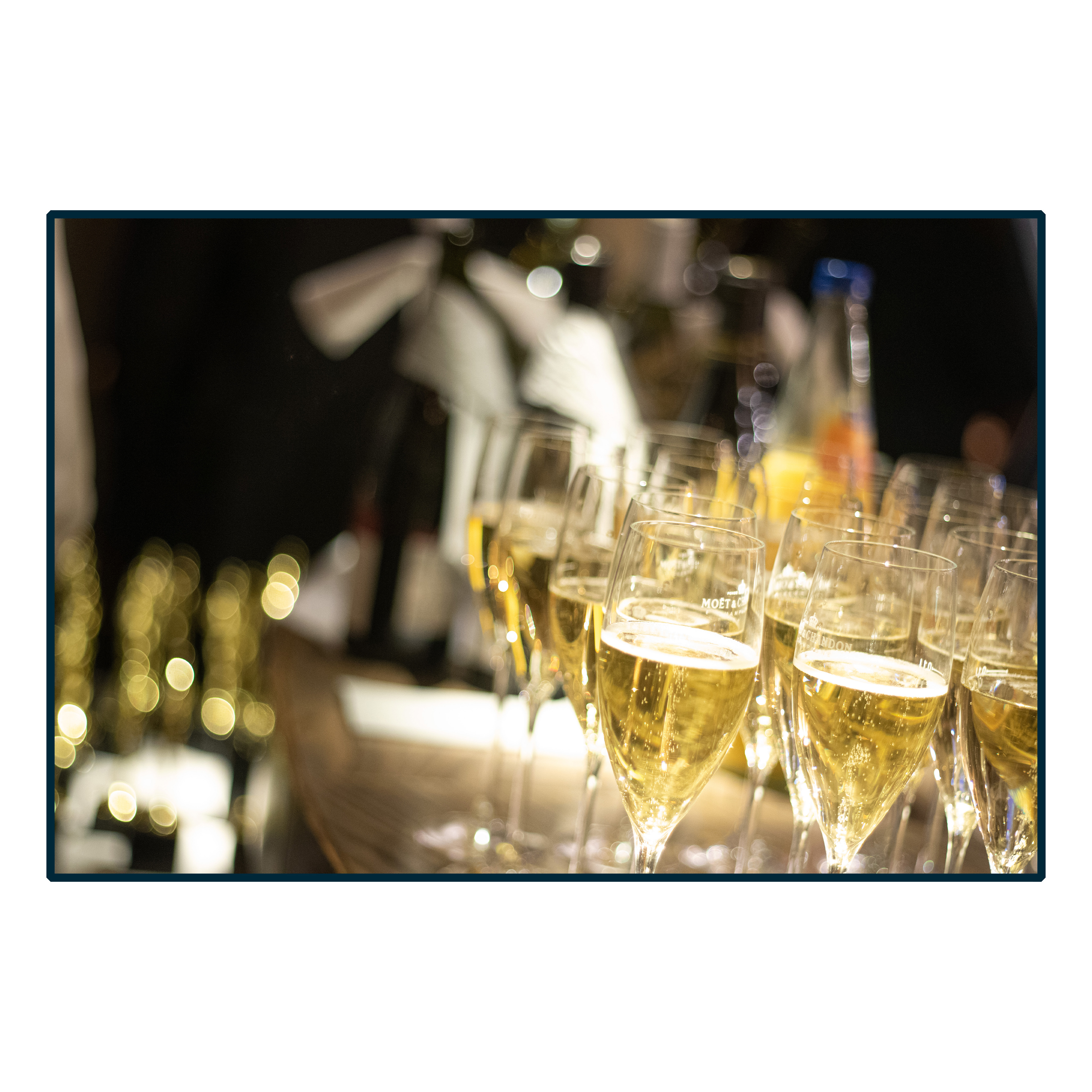 Schöne Anrichtung von Champagnergläsern gefüllt mit Champagner in einem gemütlichen Restaurant, Eventfotografie München