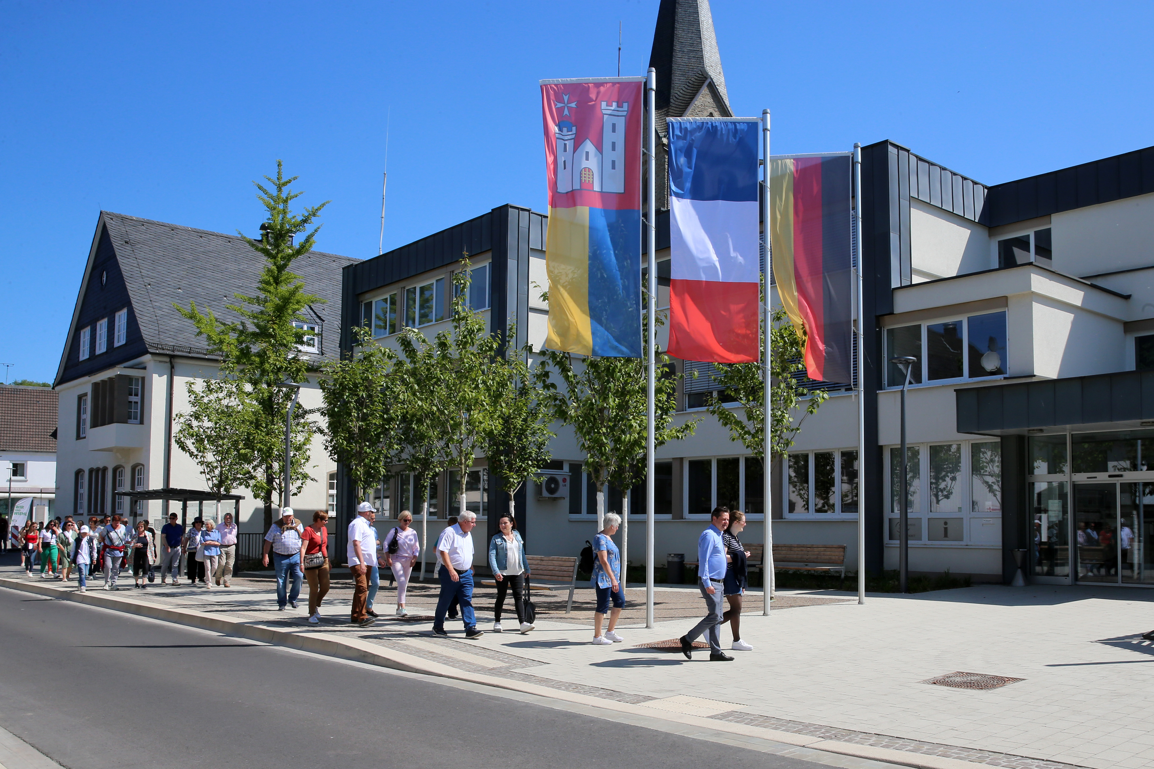 Die französische Fahne weht vorm Rathaus