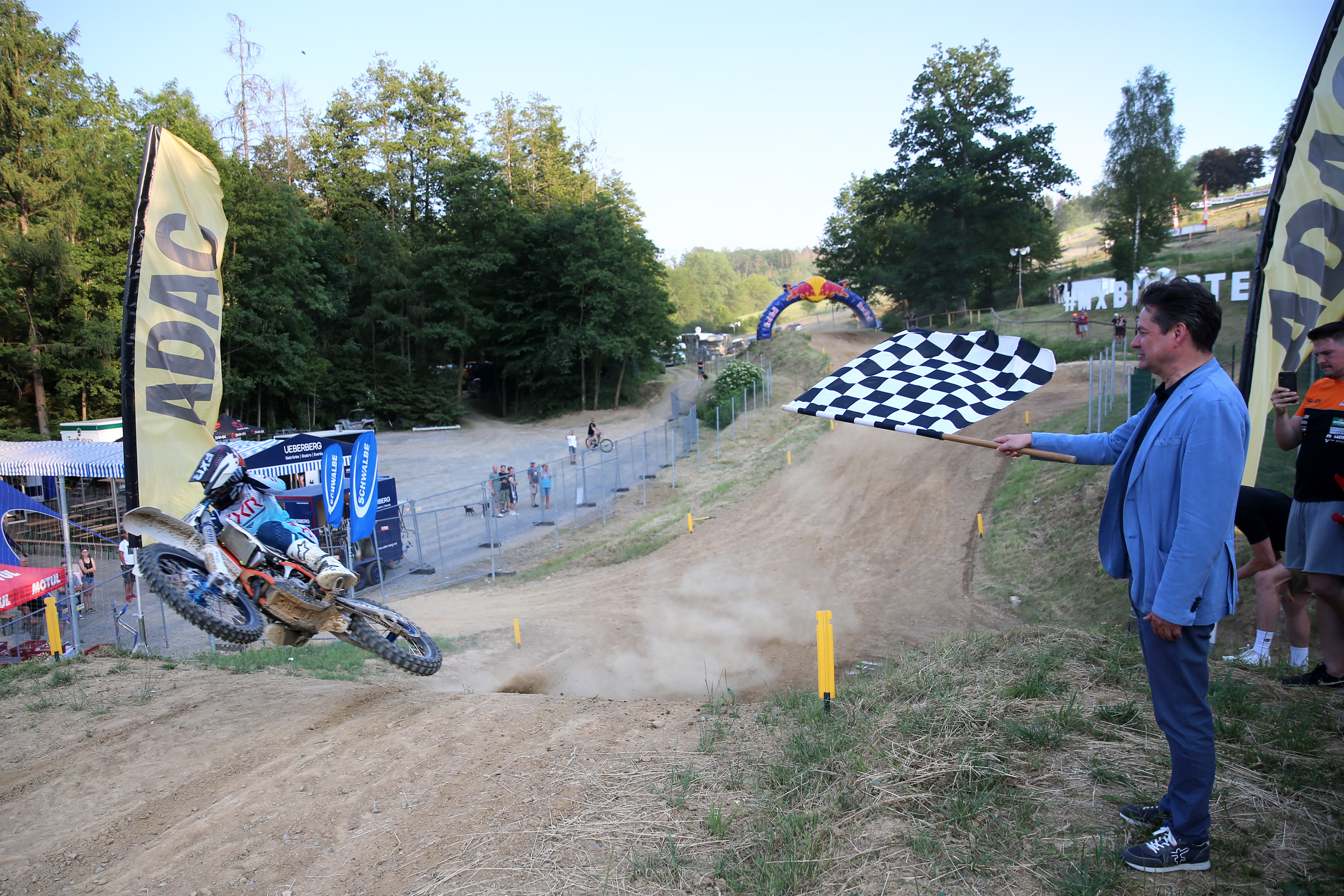 An der Ziellinie beim Bielsteiner Motocross