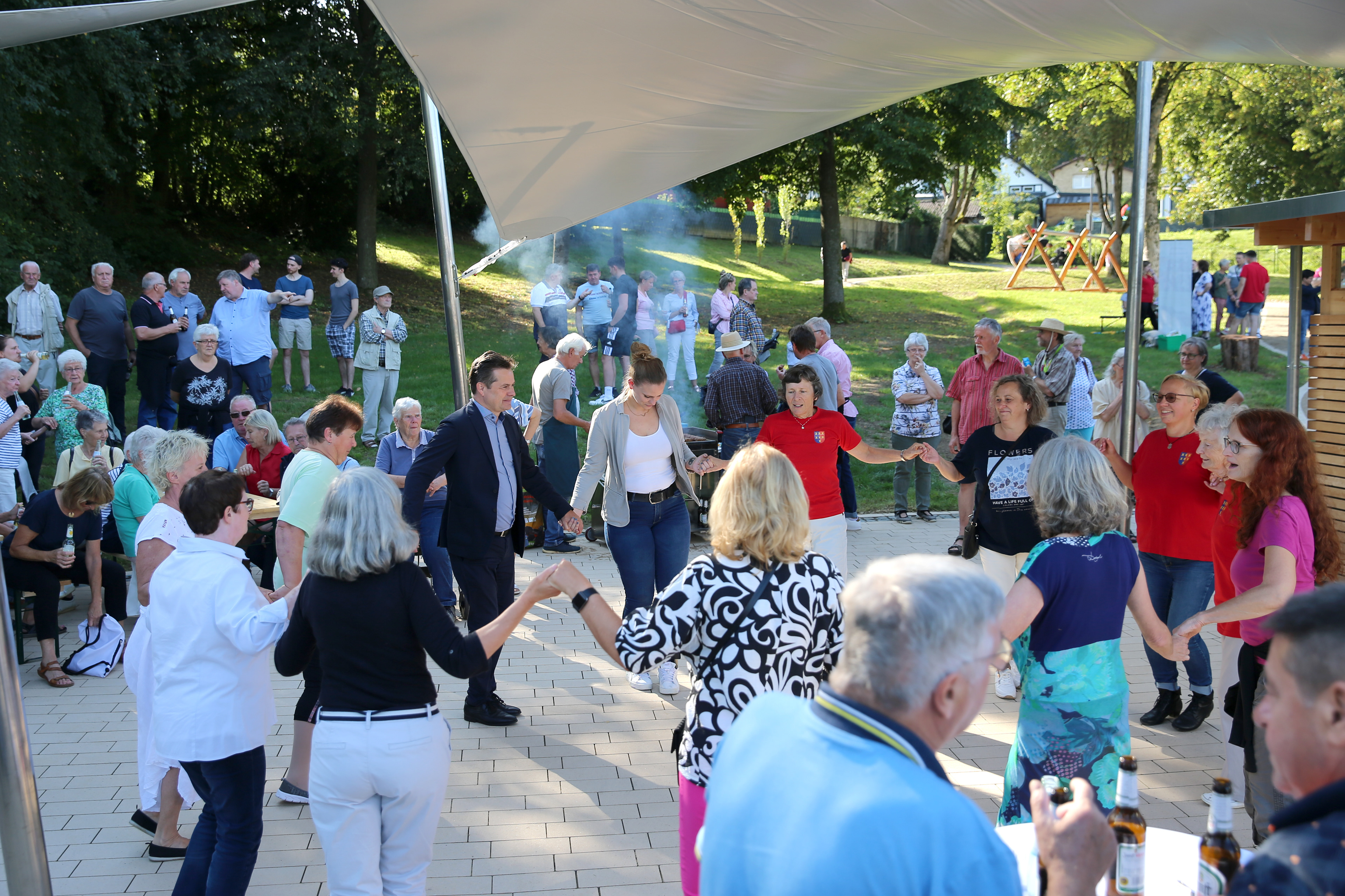 Tanz beim Fest im Nösnerlandpark