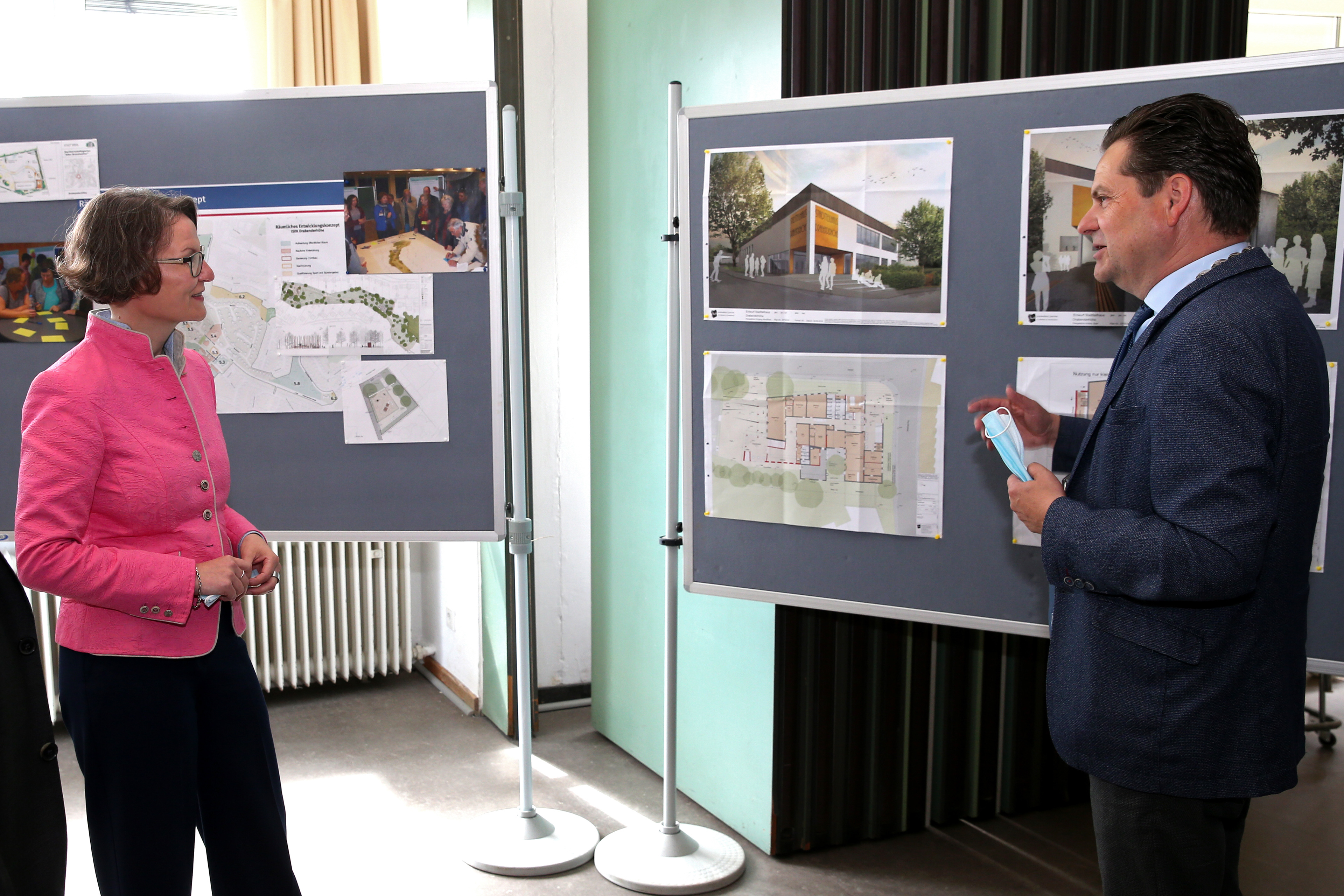 NRW-Ministerin Scharrenbach besucht das Stadtteilhaus