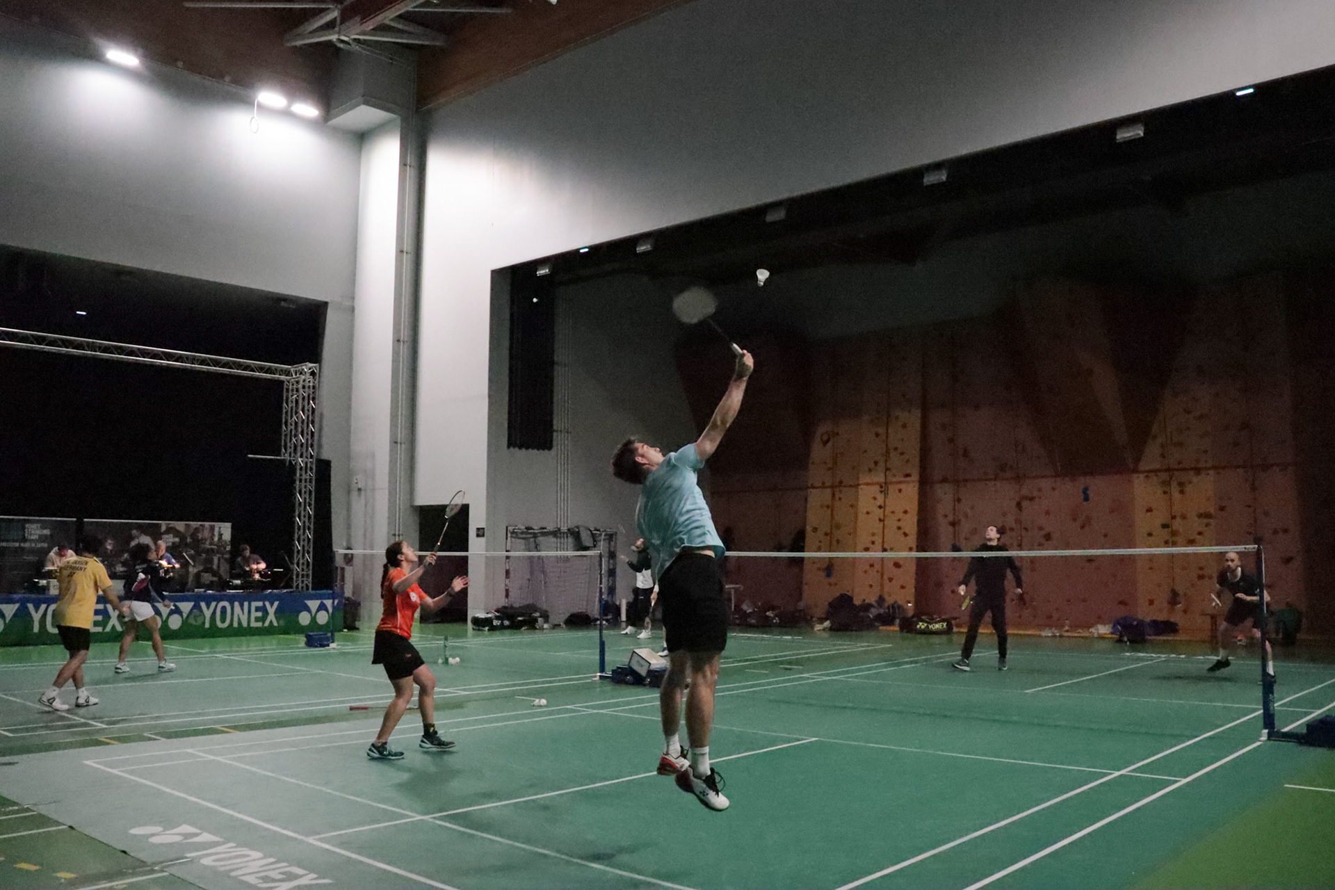 Pendant les matchs, séparés par un rideau, les entraînements des pays adverses