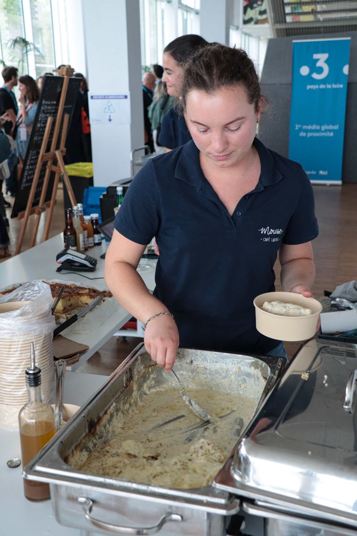 Ouest Media Lab a tout prévu : entre midi et deux, le traiteur permet aux festivaliers et festivalières de se restaurer sans perdre de temps