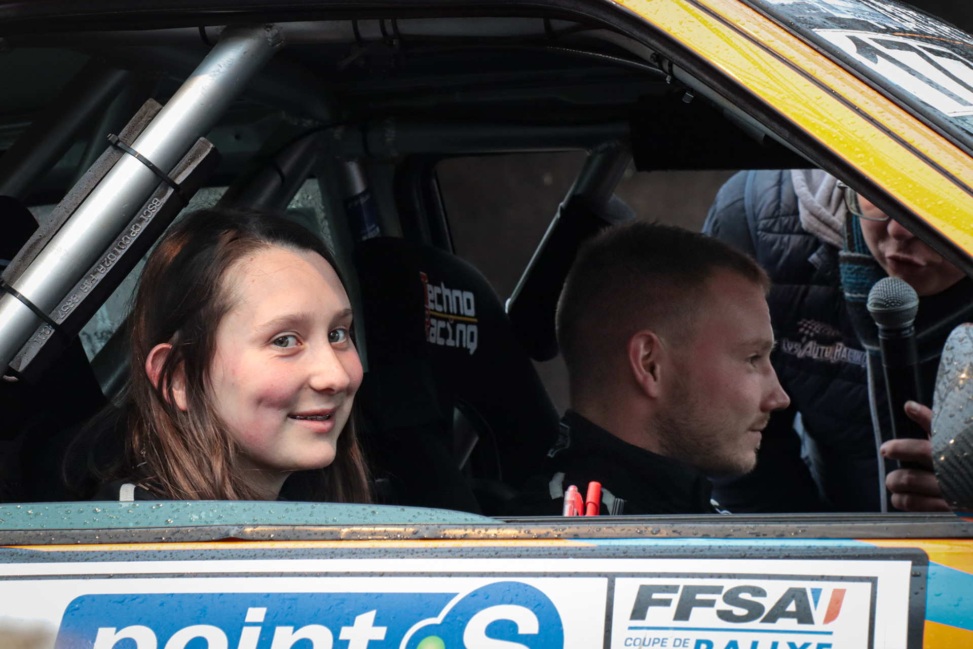 Sur le podium, les pilotes font monter leurs enfants et proches dans leur voiture pour un moment de gloire partagé.