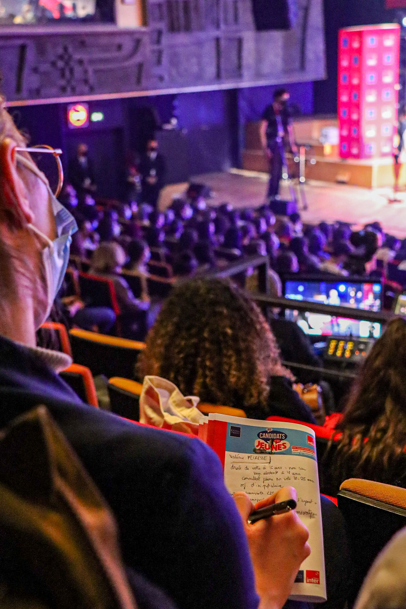 Dans le public, on prend note pour être sûr de son vote futur