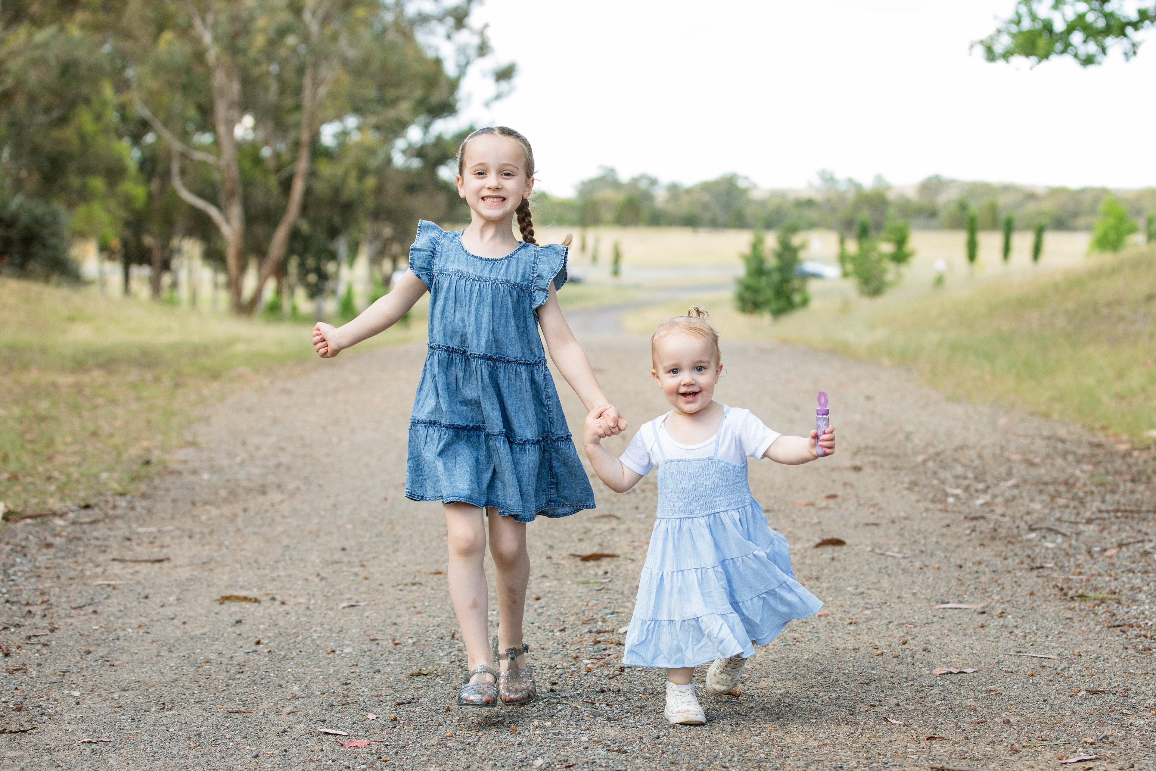 Outdoor extended family photography in Canberra with Olia Photography, relaxed lifestyle session for large family groups.