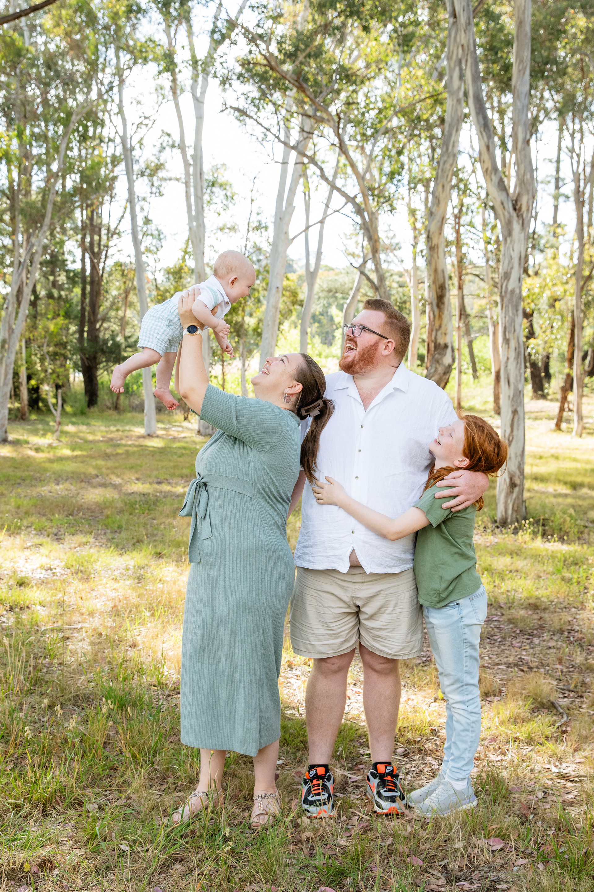 Outdoor extended family photography in Canberra with Olia Photography, relaxed lifestyle session for large family groups.