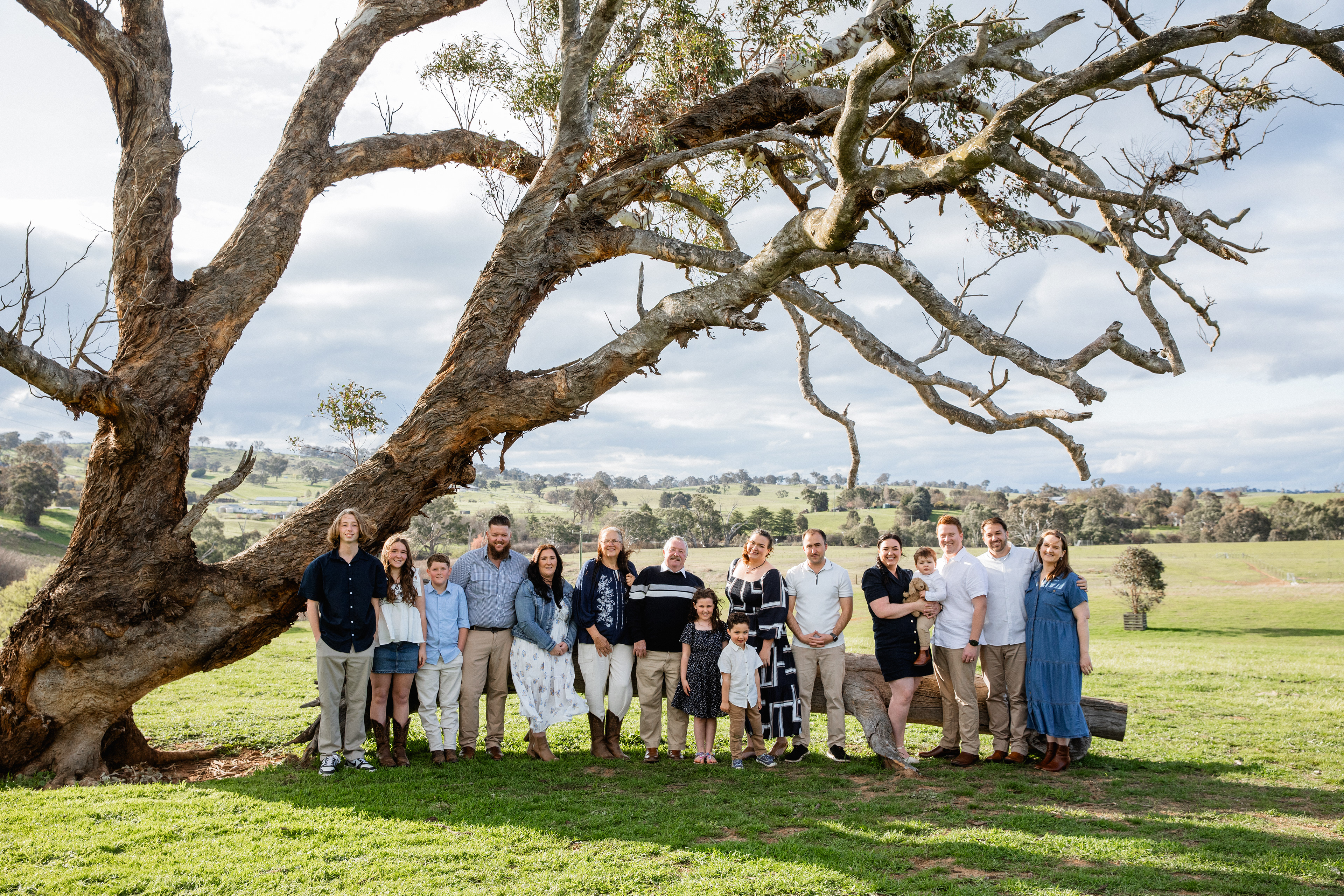 Outdoor extended family photography in Canberra with Olia Photography, relaxed lifestyle session for large family groups.