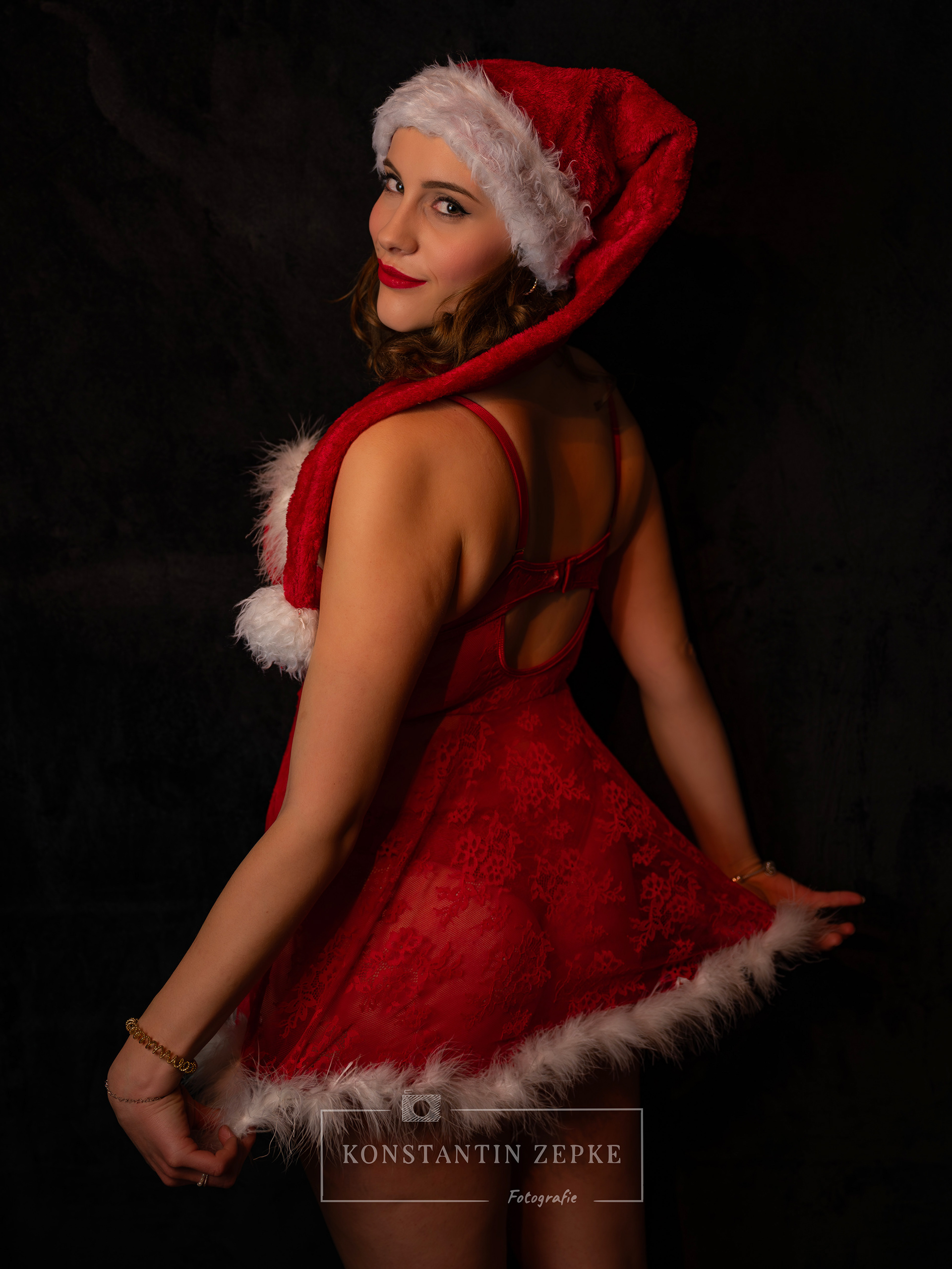 Sinnliches Weihnachtsporträt in rotem Kleid