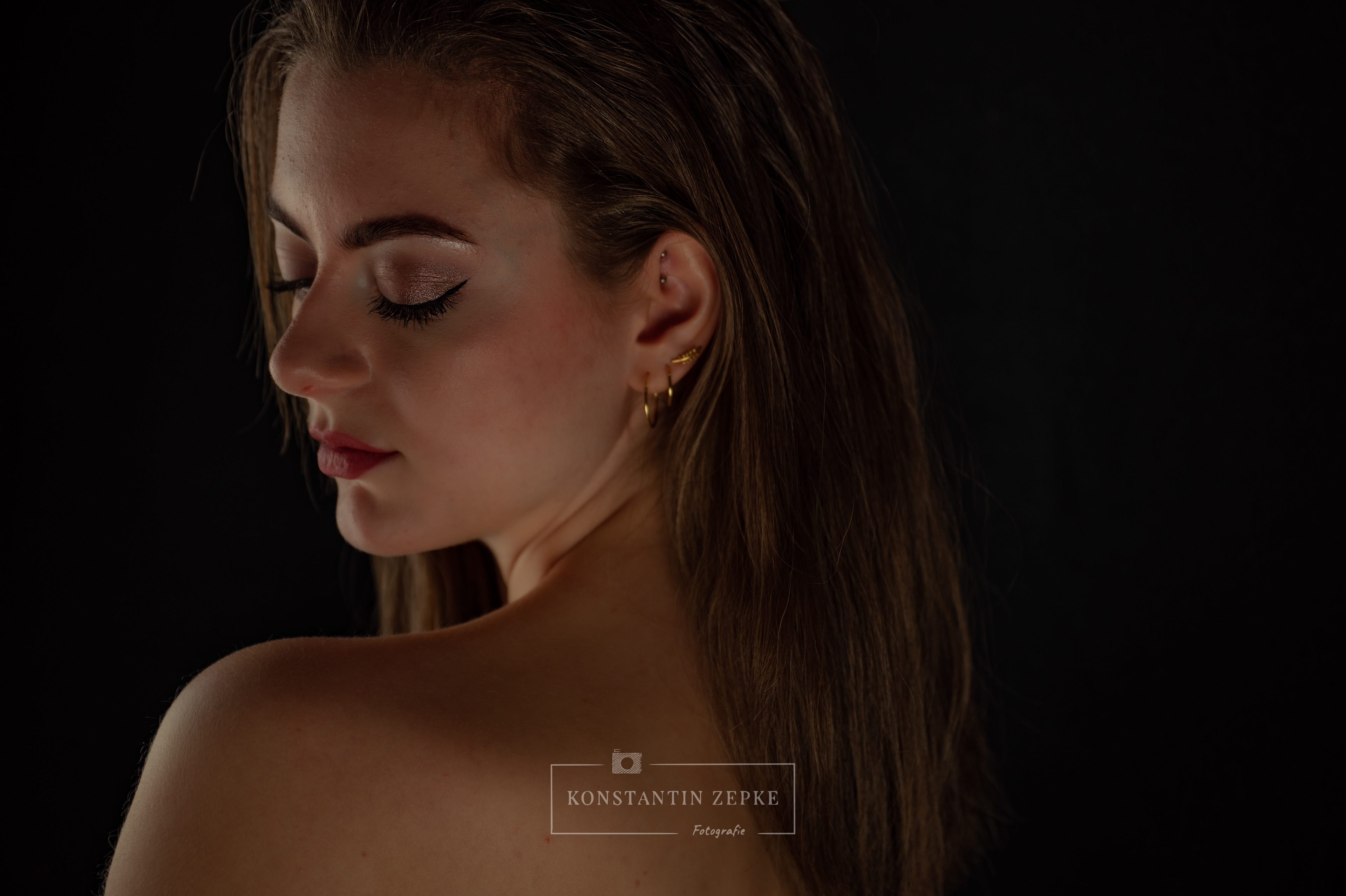 Sanftes Beauty-Porträt mit geschlossenen Augen