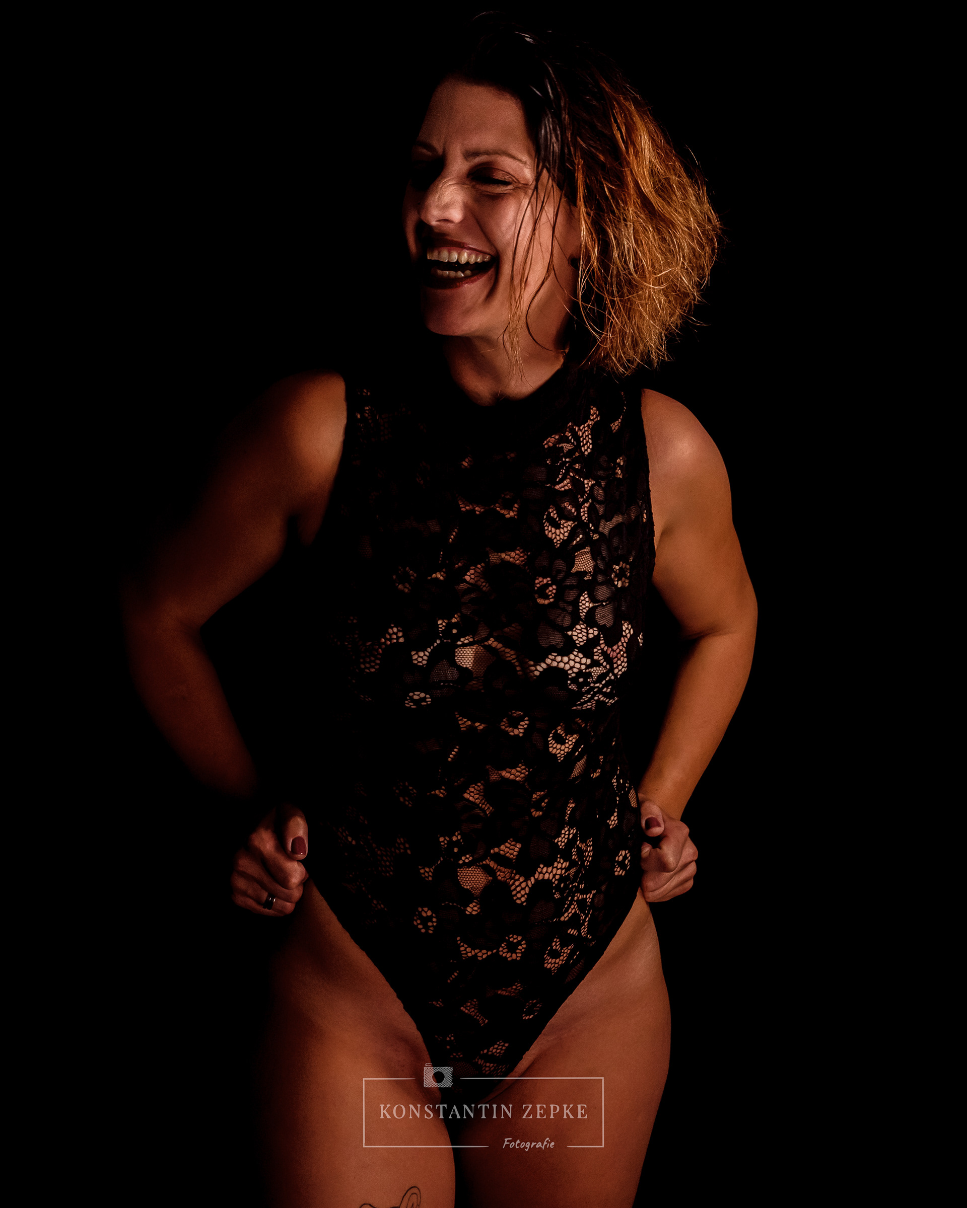 Lachendes Boudoir-Porträt im schwarzen Spitzenbody