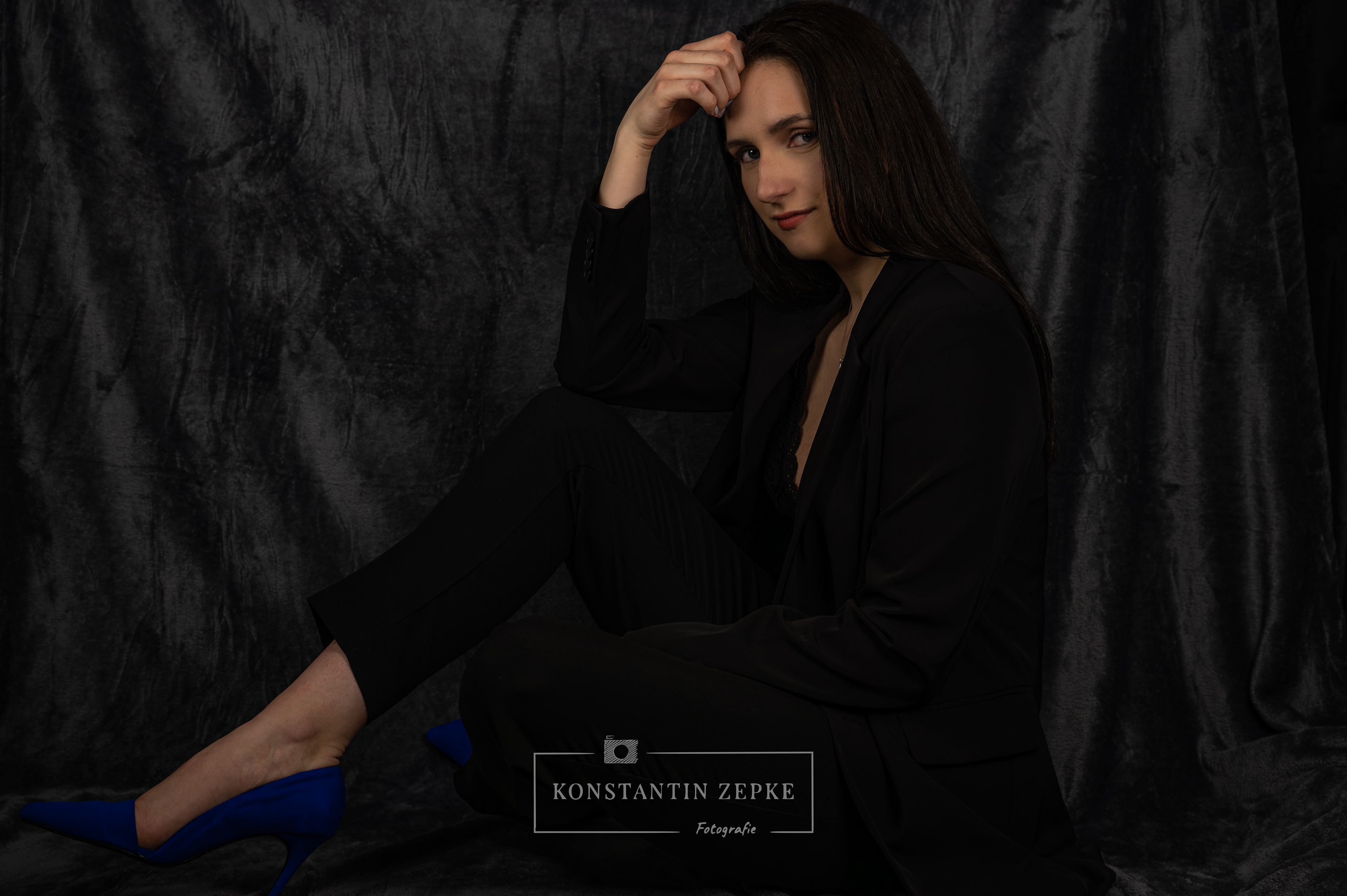Elegantes Fashion-Porträt im schwarzen Hosenanzug