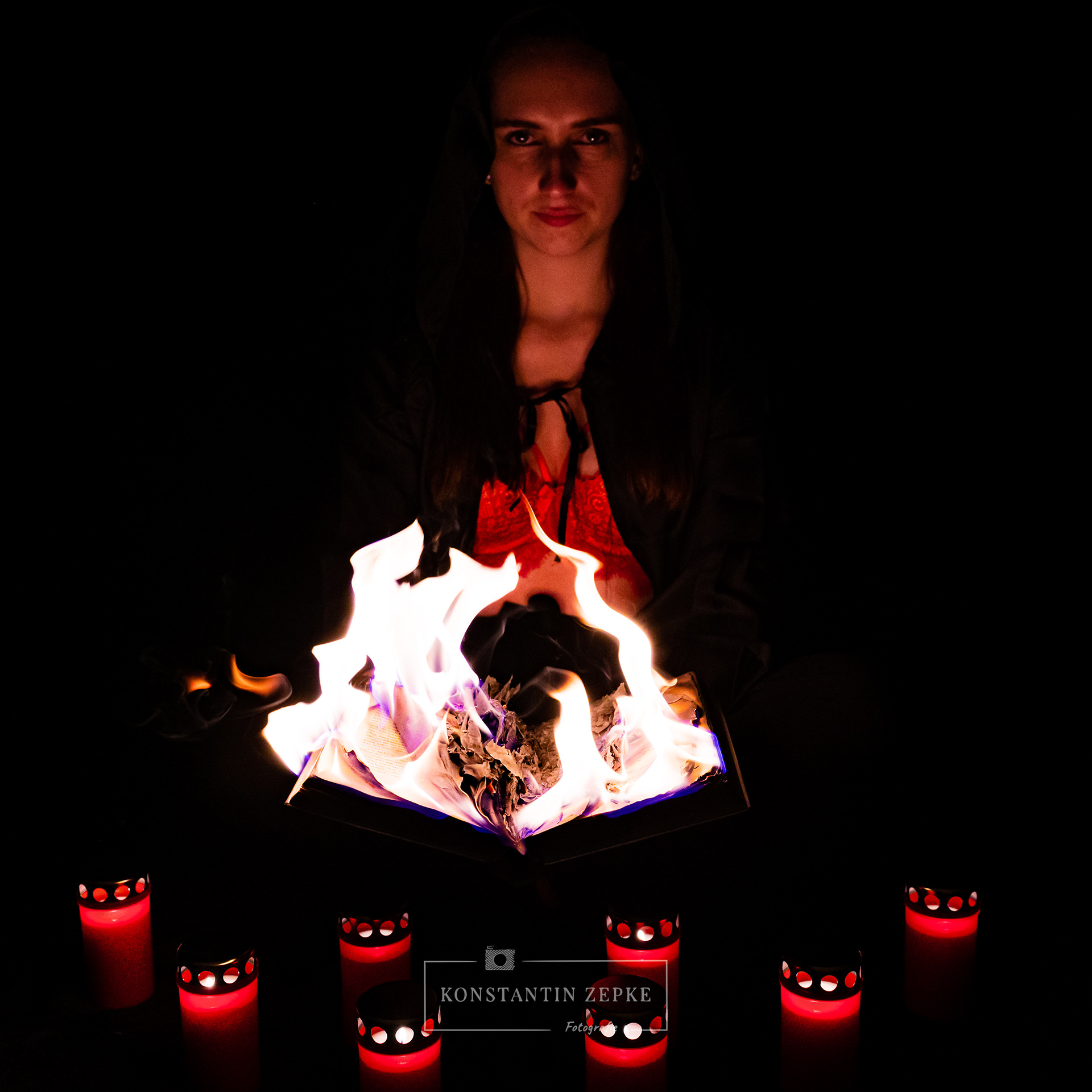 Mystisches Porträt mit Feuer und Kerzenlicht