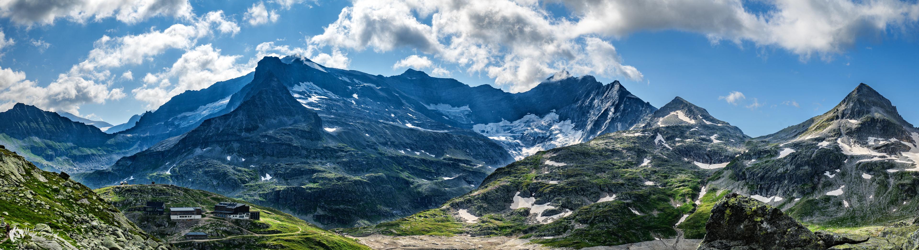 Panorama z plošiny nad Weißsee, v prostřední části několik třítisícovek