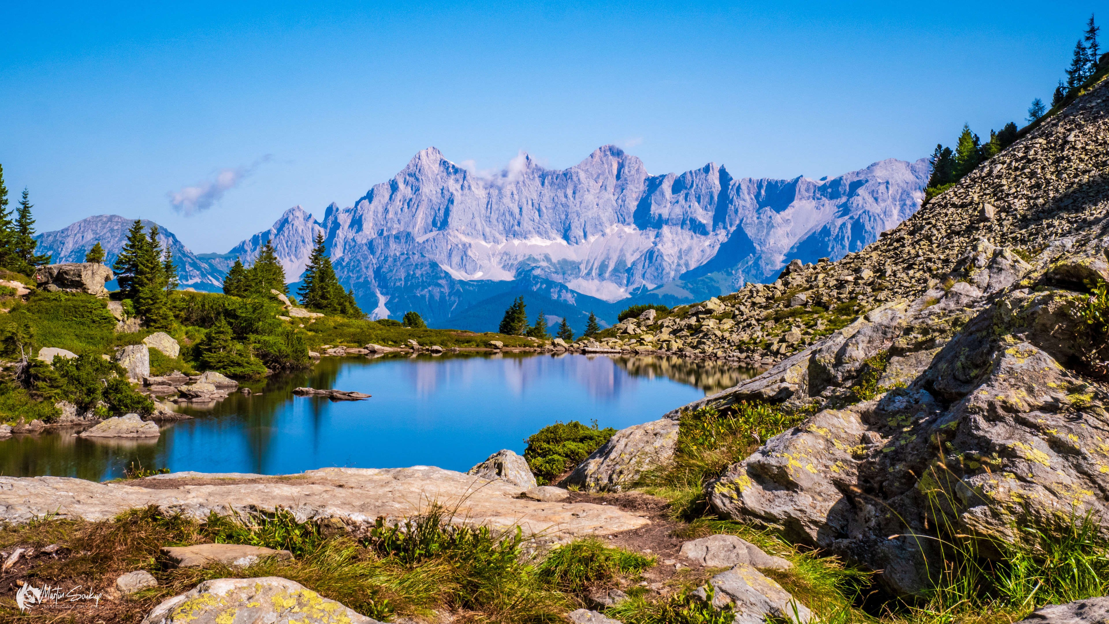 Jezero Spiegelsee s panoramatem Dachsteinu