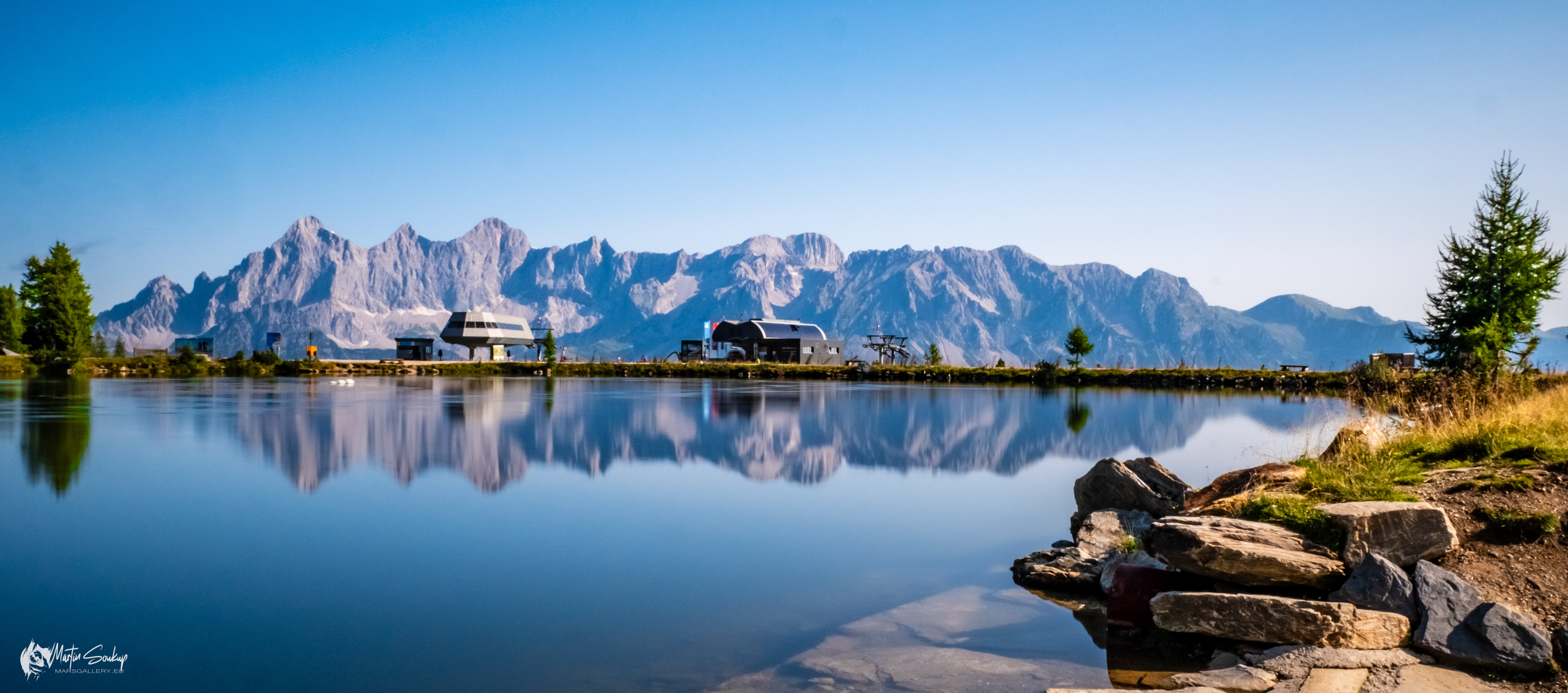 Jezero Reiteralmsee s panoramatem Dachsteinu