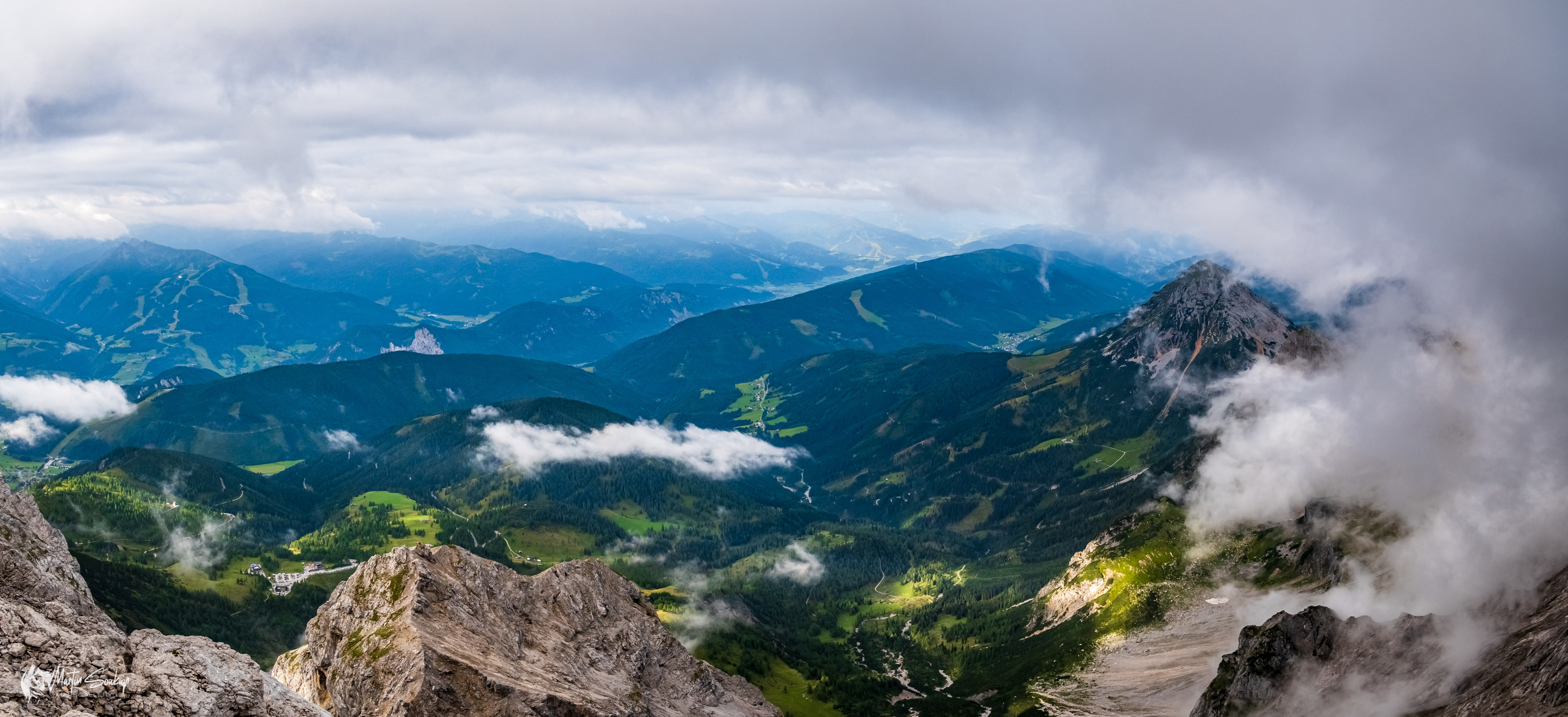 Jihozápadní pohled z masivu Dachstein, vpravo hora Rettenstein