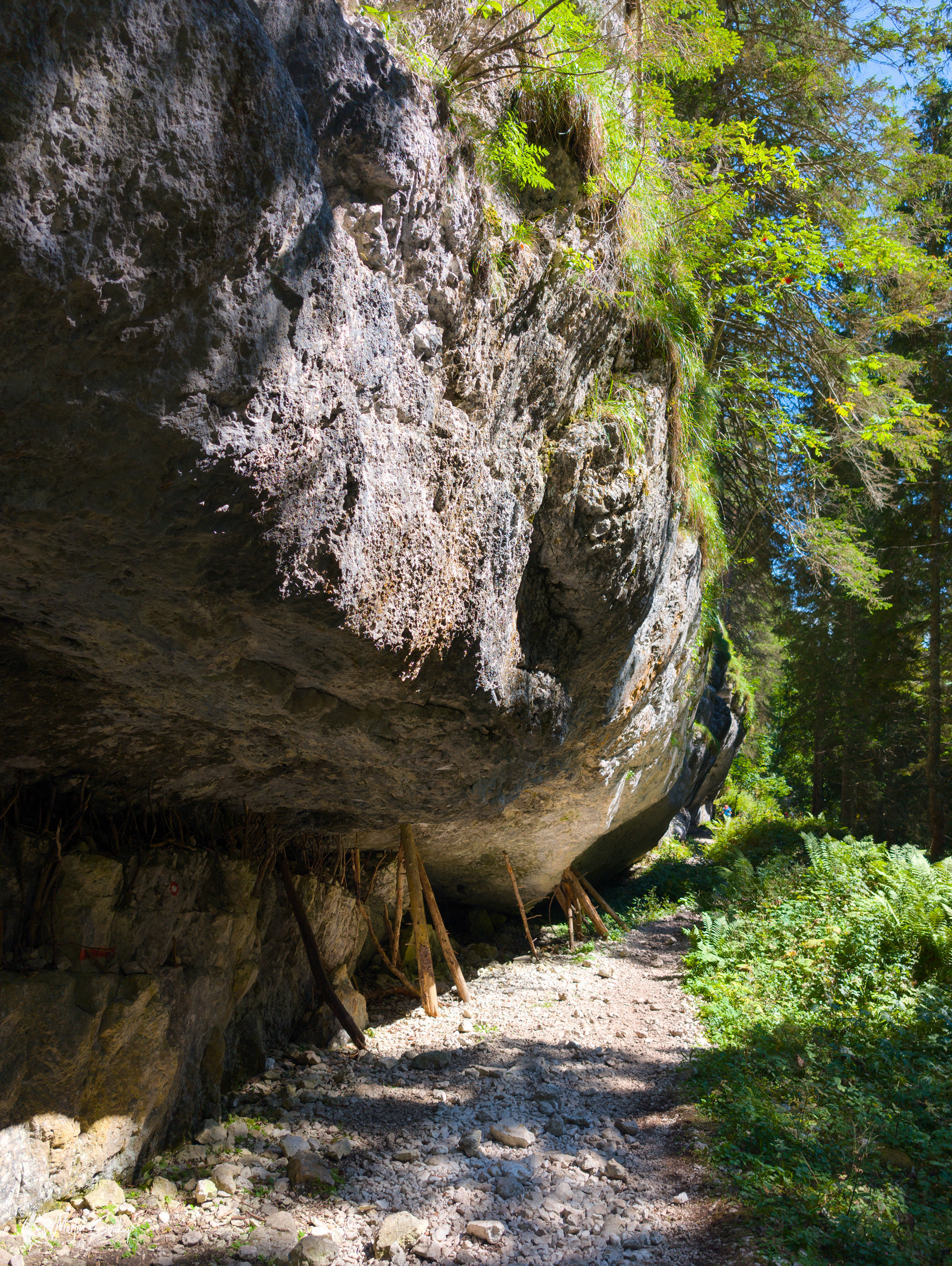 "Podepřená" skála na cesty k Dvojno jezero