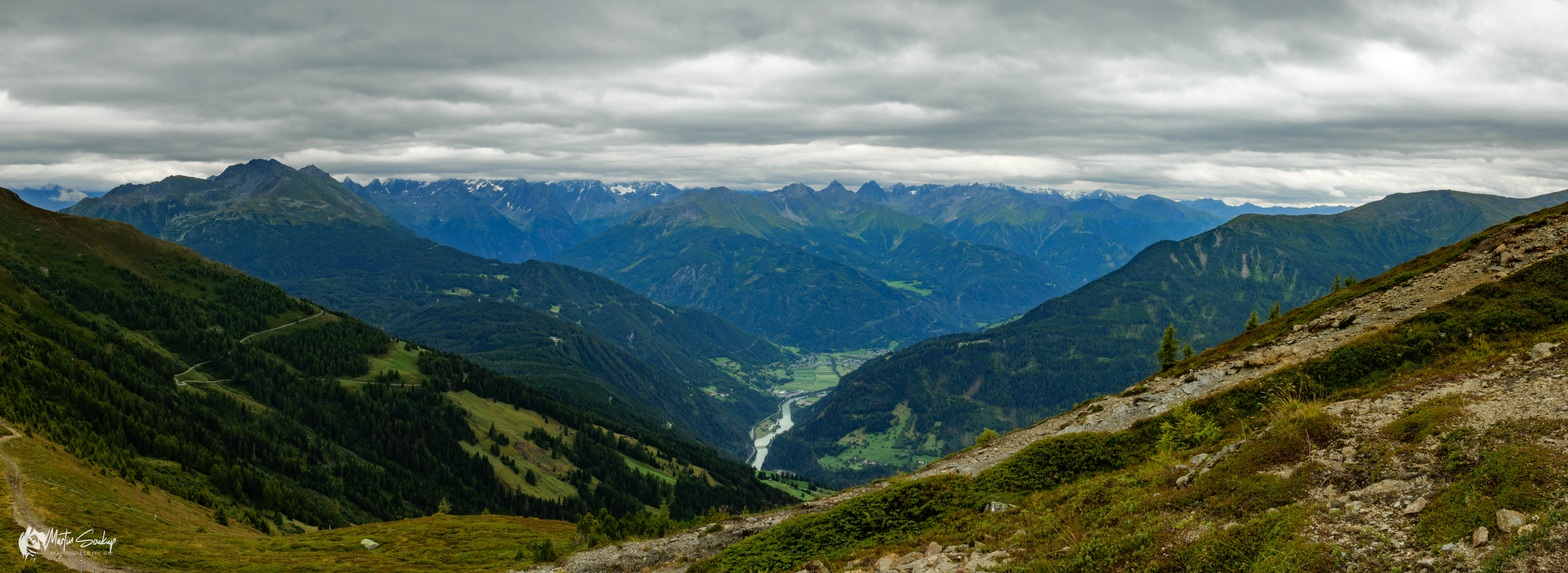 Panorama Ötztalských Alp a městečko Fließ