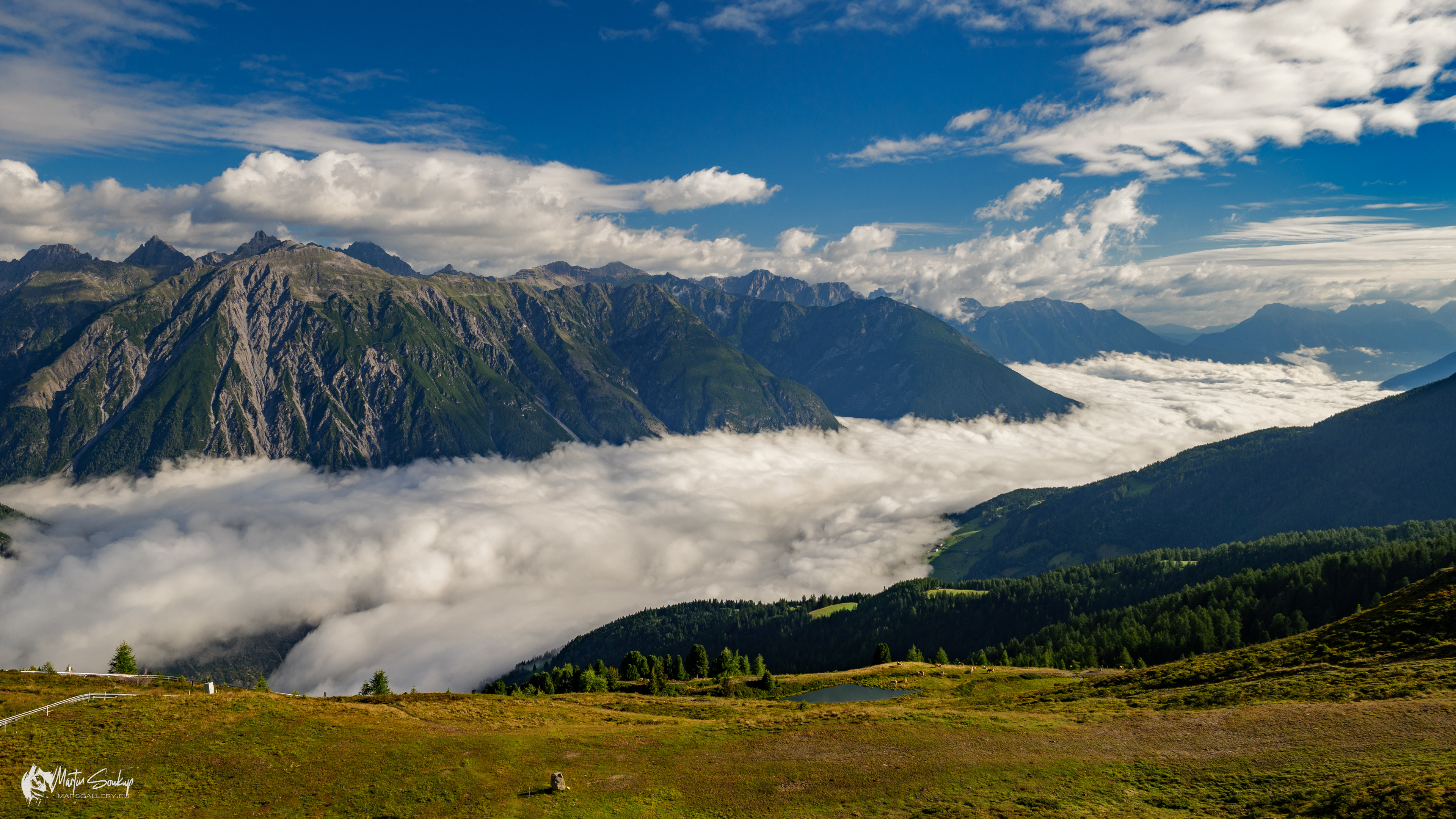 Ranní mlha v údolí mezi Venetem a Lechtalskými Alpami