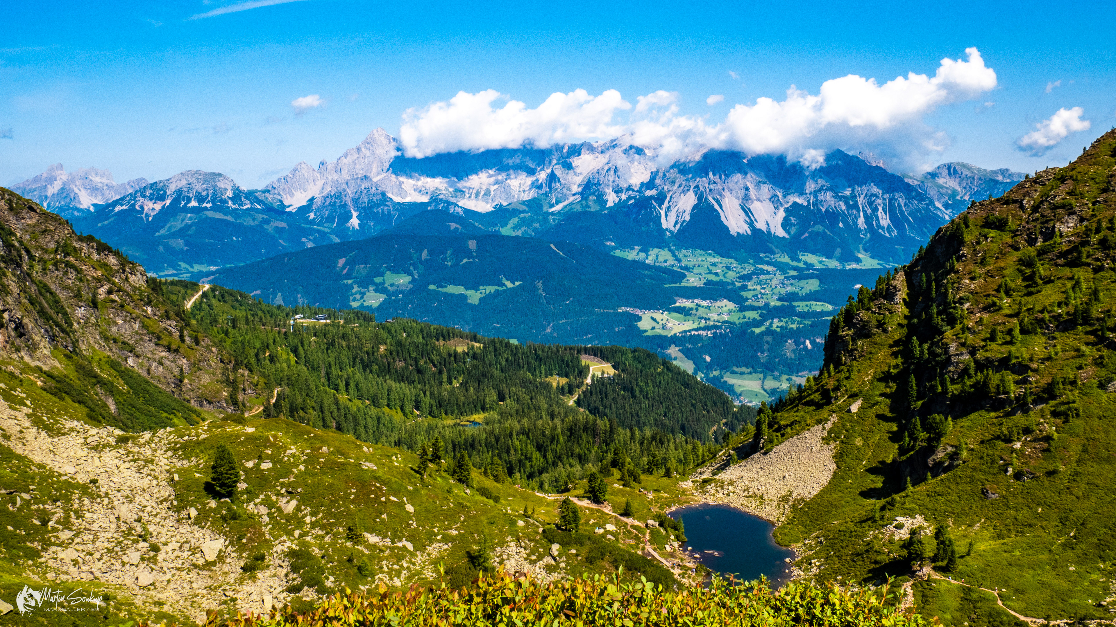 Pohled na pohoří Dachstein nad jezerem Speigelsee