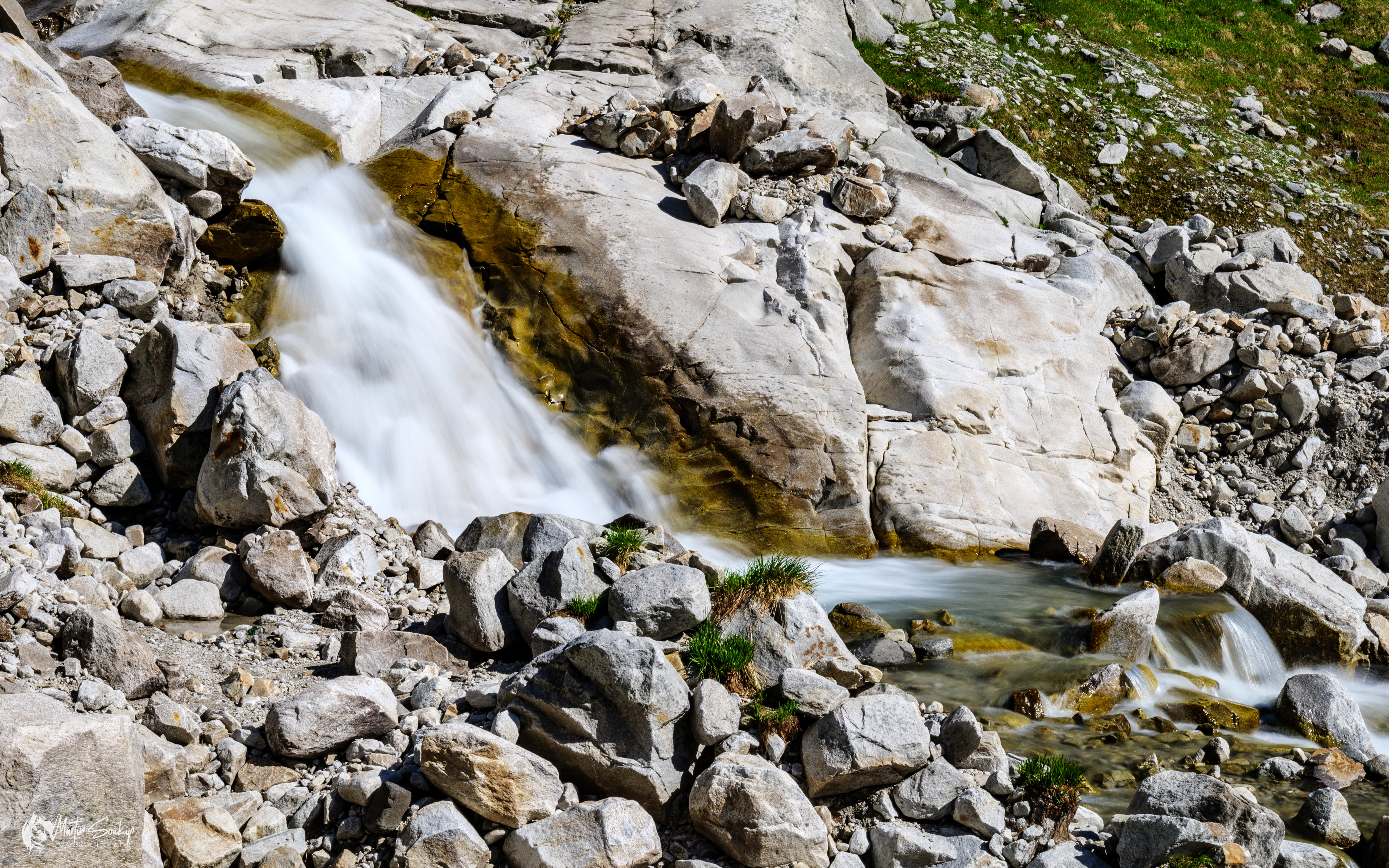 Malá část dlouhých a vysokých vodopádů/peřejí, které zásobují Weißsee z tajícího sněhu z ledovců