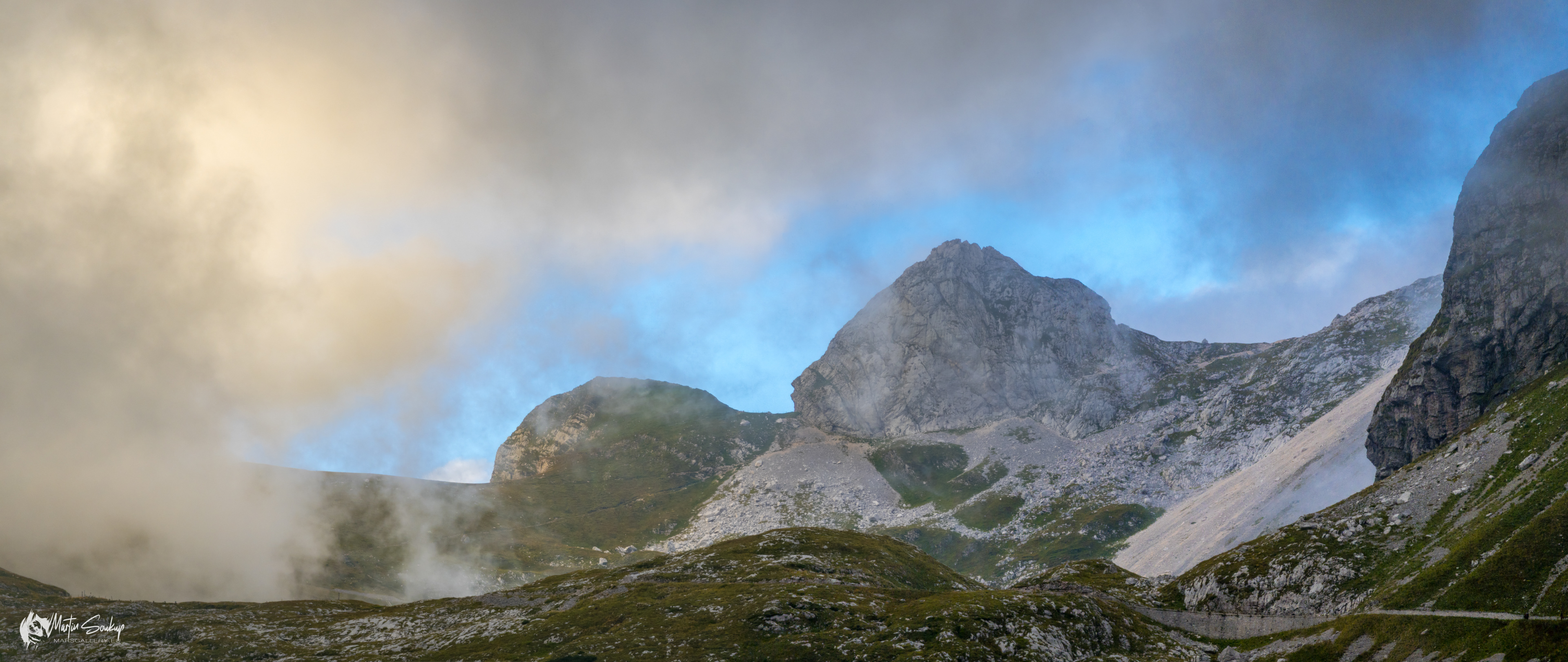 Mangartské sedlo jsme bohužel měli zahalené v mracích a údolí v mlze