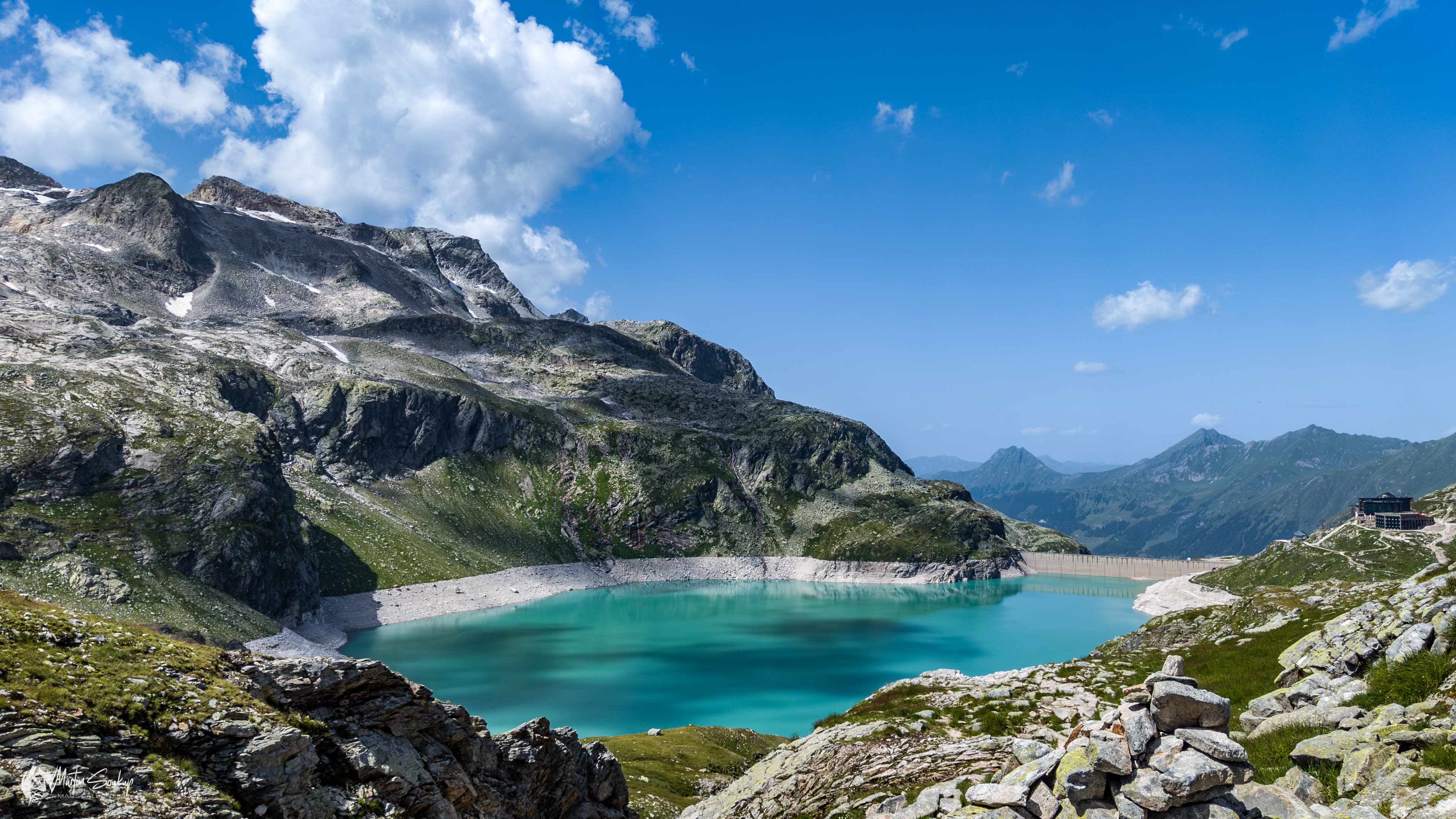 Jezero Weißsee z horského průsmyku Kalser Tauern