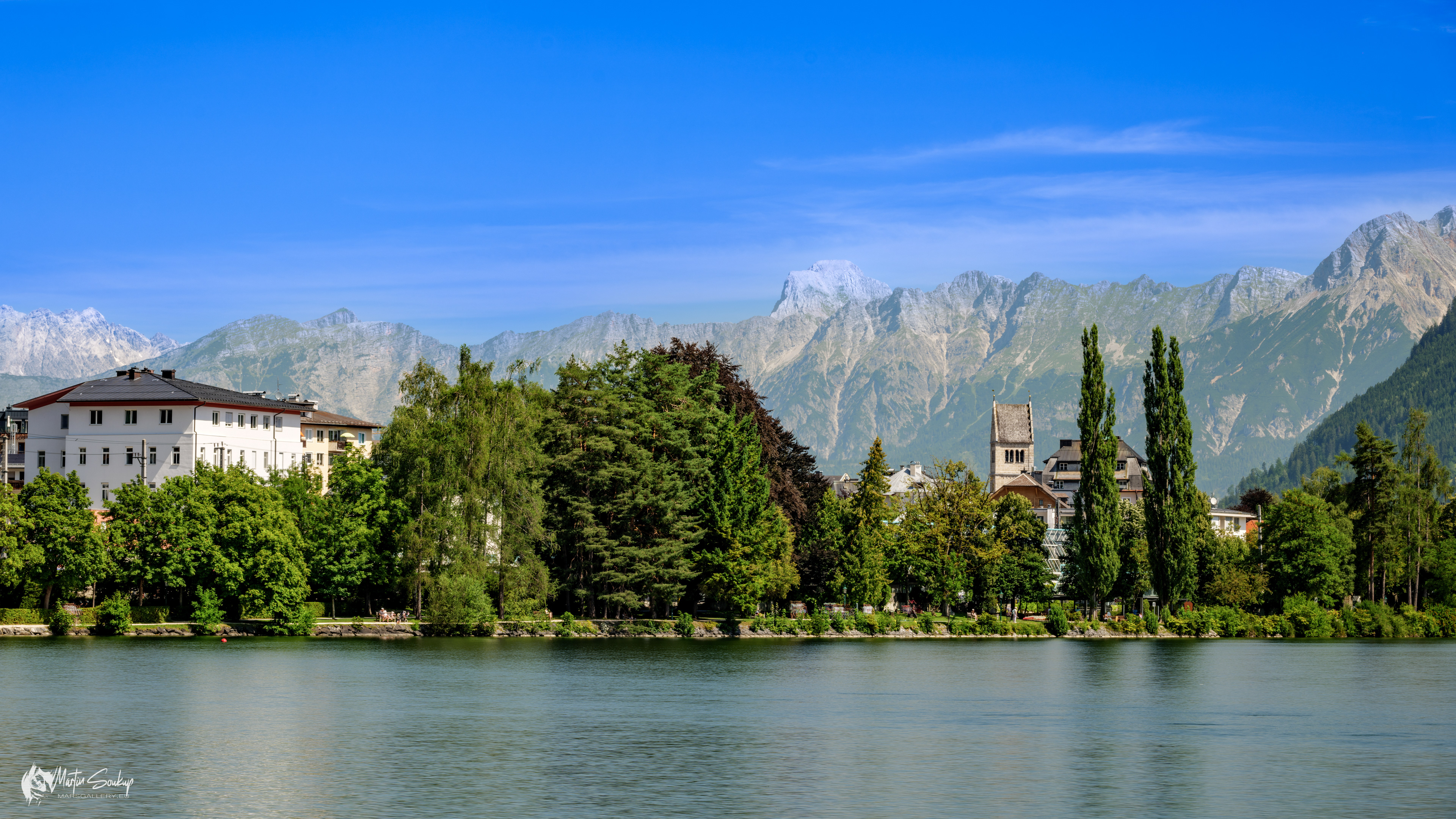 Vyhlášené jezero Zeler See a panorama Taur nad ním