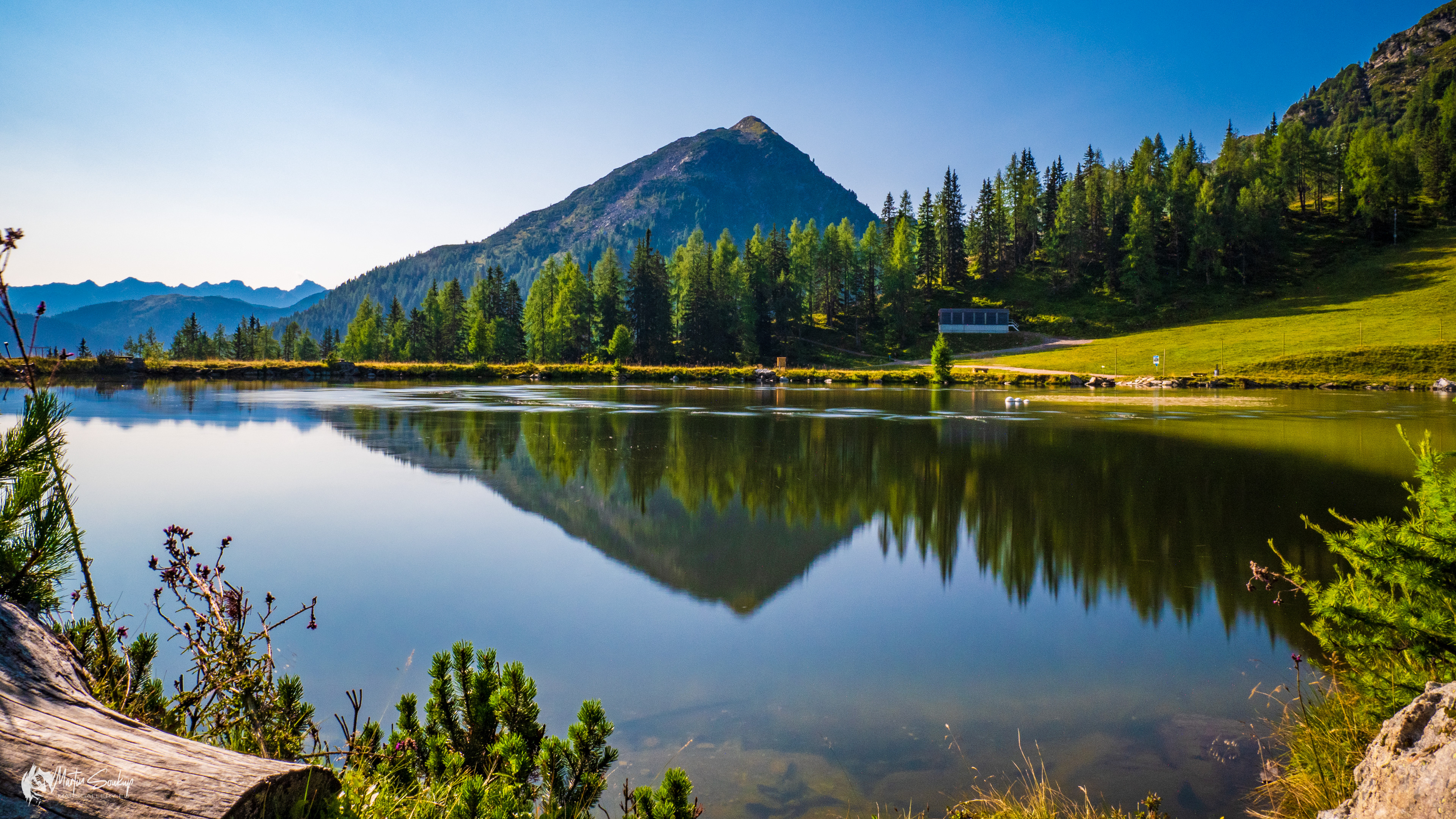 Jezero Reiteralmsee a nad ním vrchol Schober