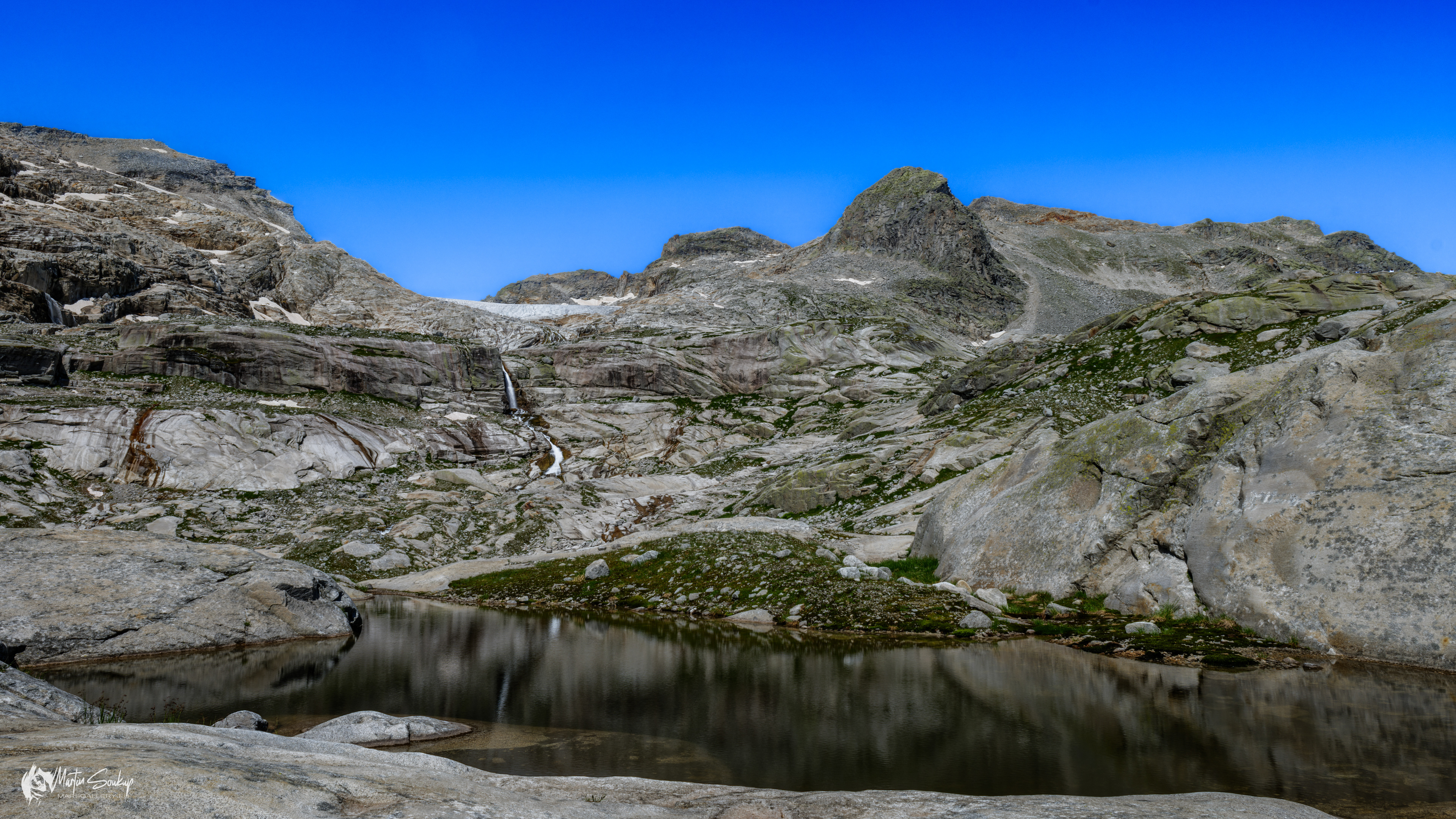 Na skalnaté plošině nad Weißsee je mnoho malých jezírek