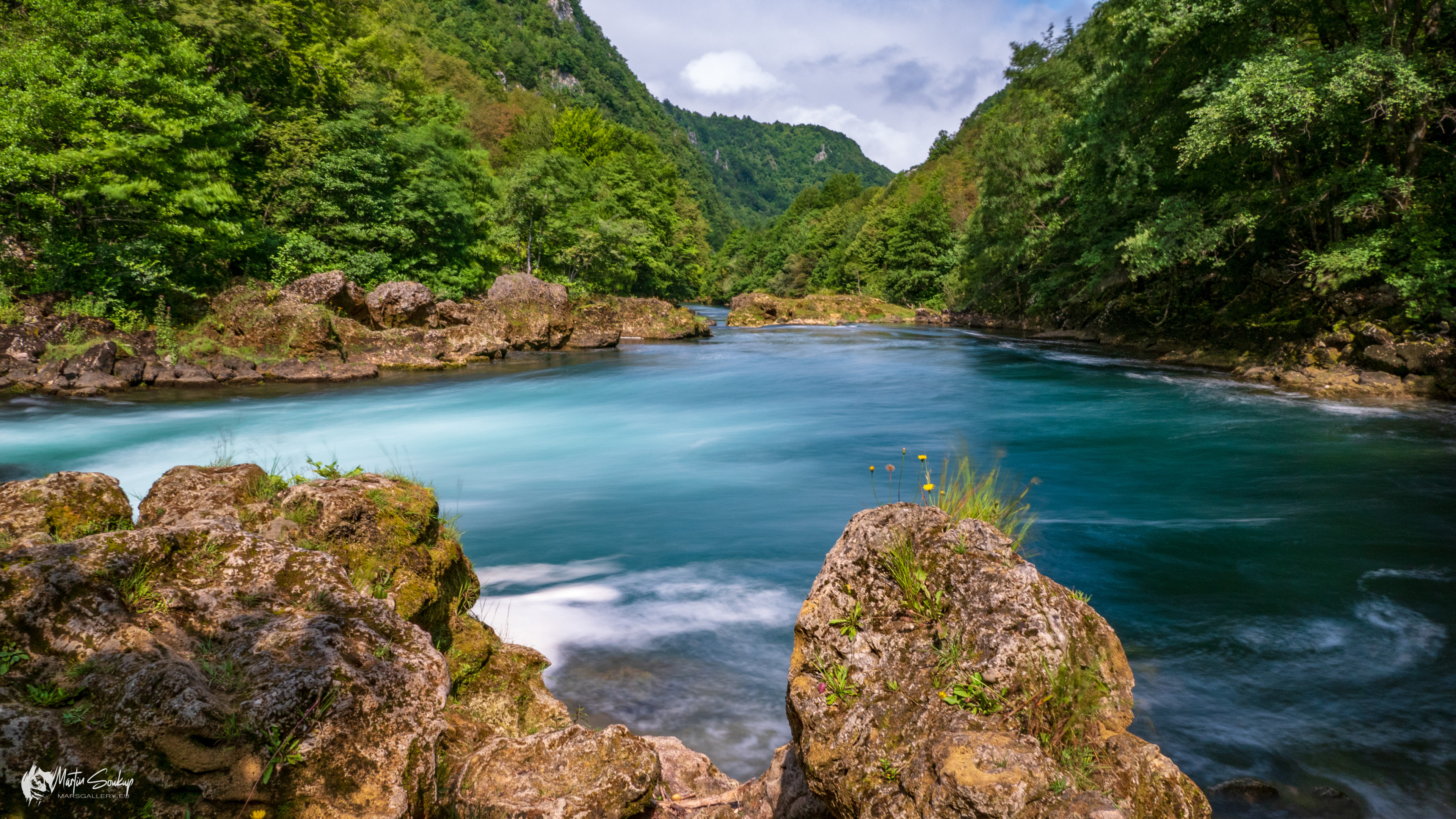 Řeka UNA pod vodopádem Štrbački buk