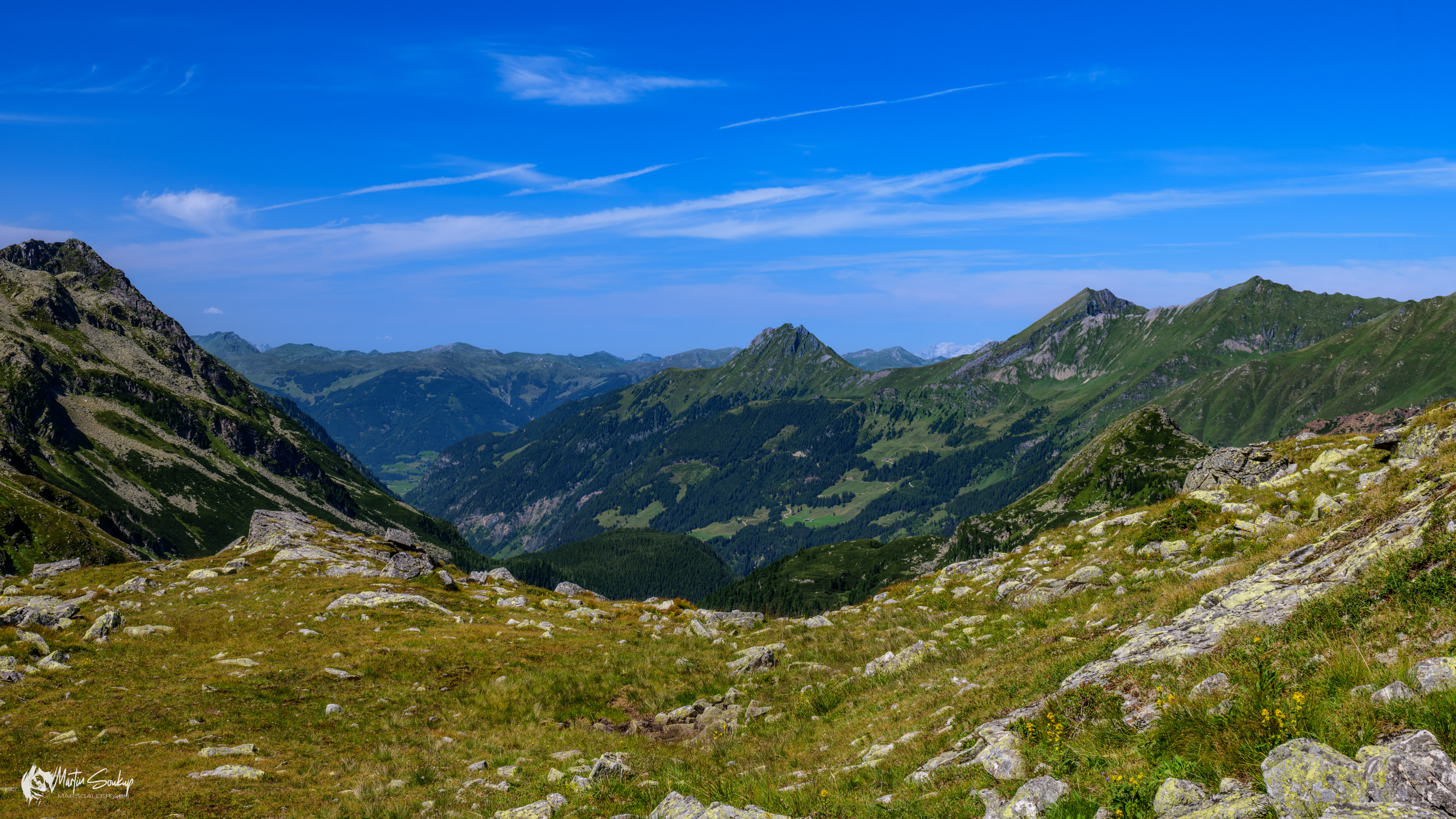 Údolí na sever z hory Hinterer Schafbichl