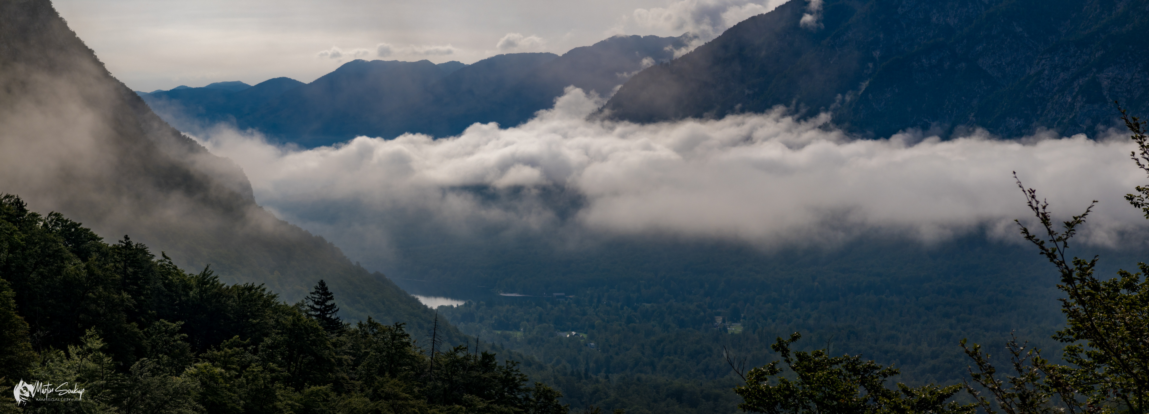Ranní výhled do údolí jezera Bohinj od vodopádu Savica