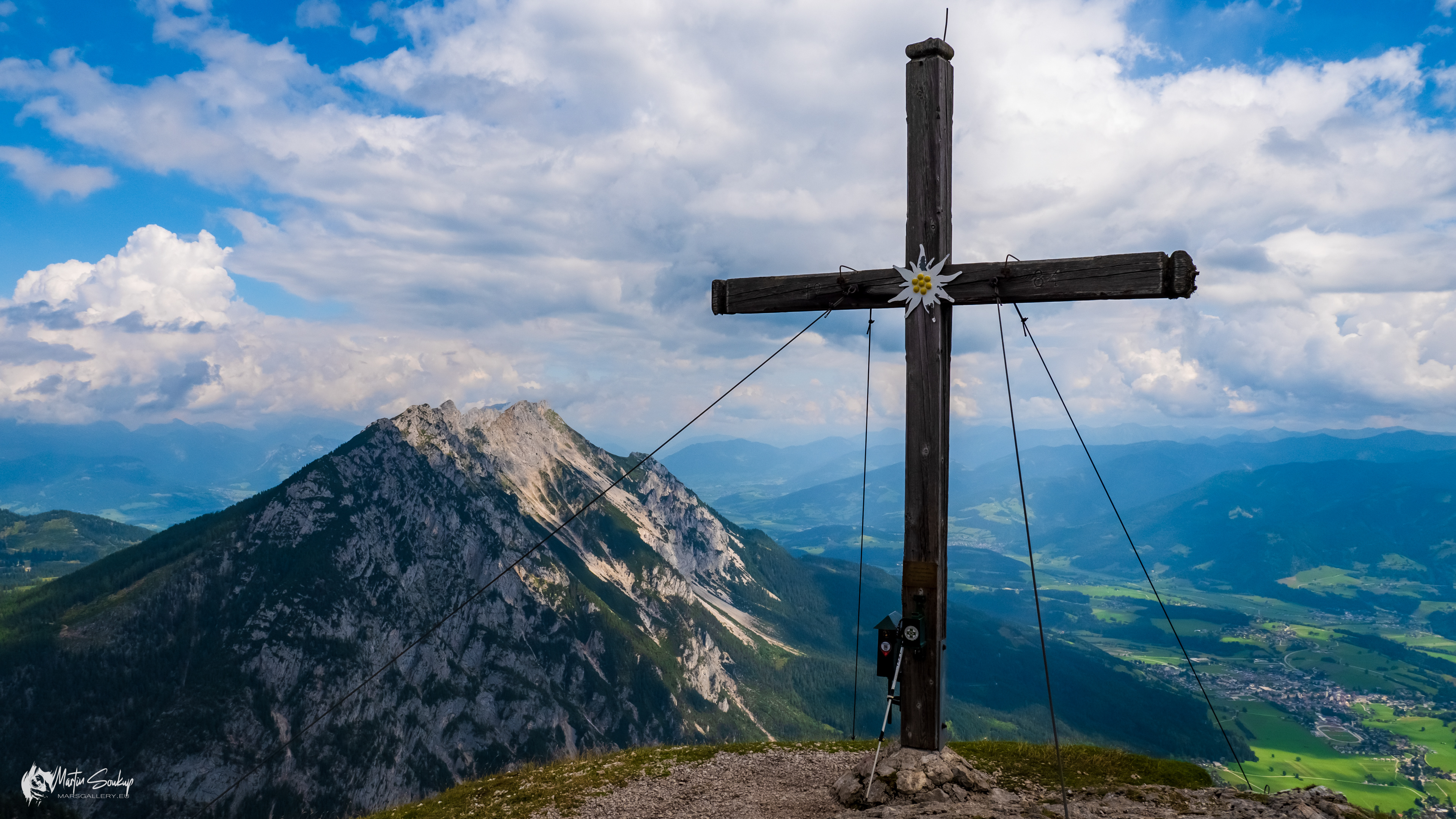 Kříž na Stoderzinkenru s pohledem na vrcholy Mitterspitze a Kammspitz