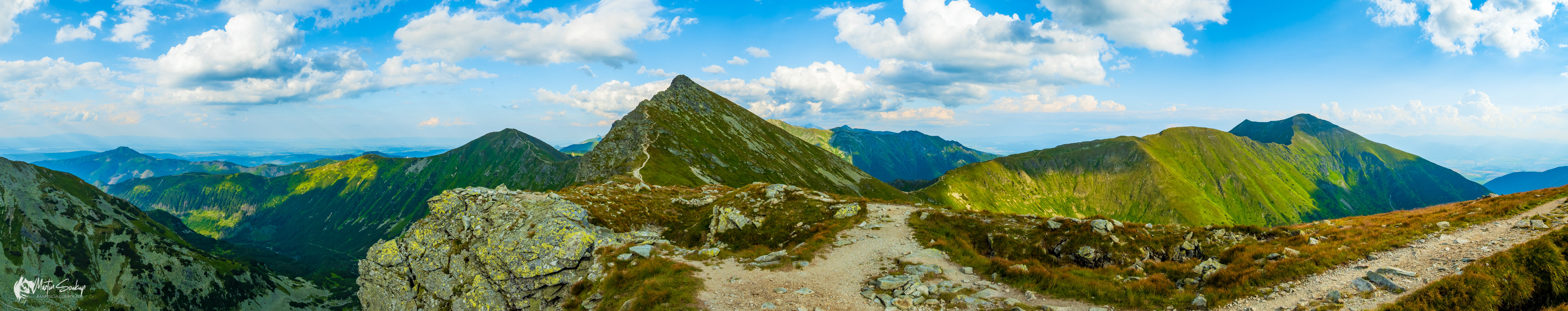 Panorama z vrchu Nohavica, vlevo Smutná Dolina, zcela uprostřed vrch Plačlivé, napravo Smrek a Baranec