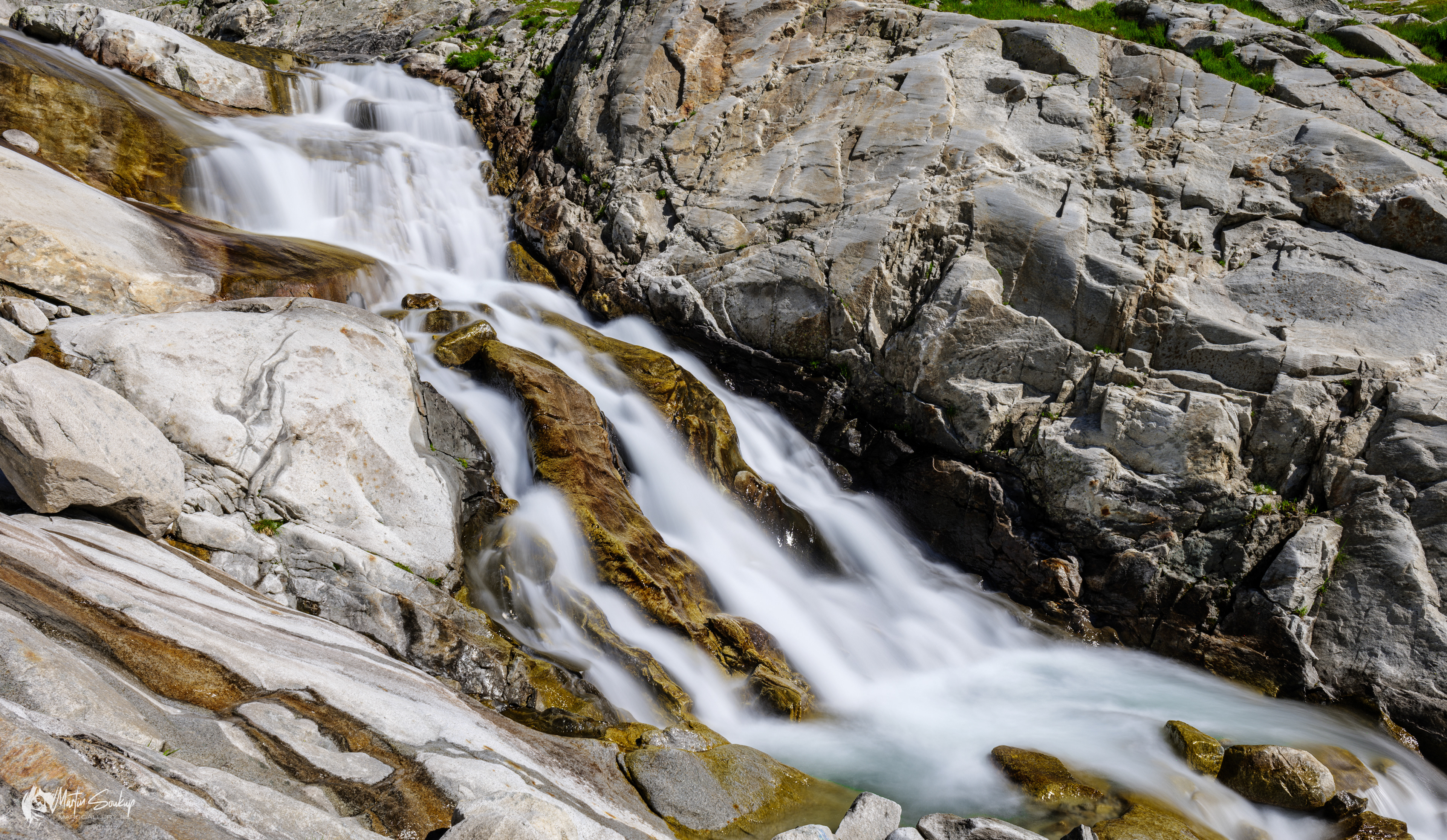Malá část dlouhých a vysokých vodopádů/peřejí, které zásobují Weißsee z tajícího sněhu z ledovců