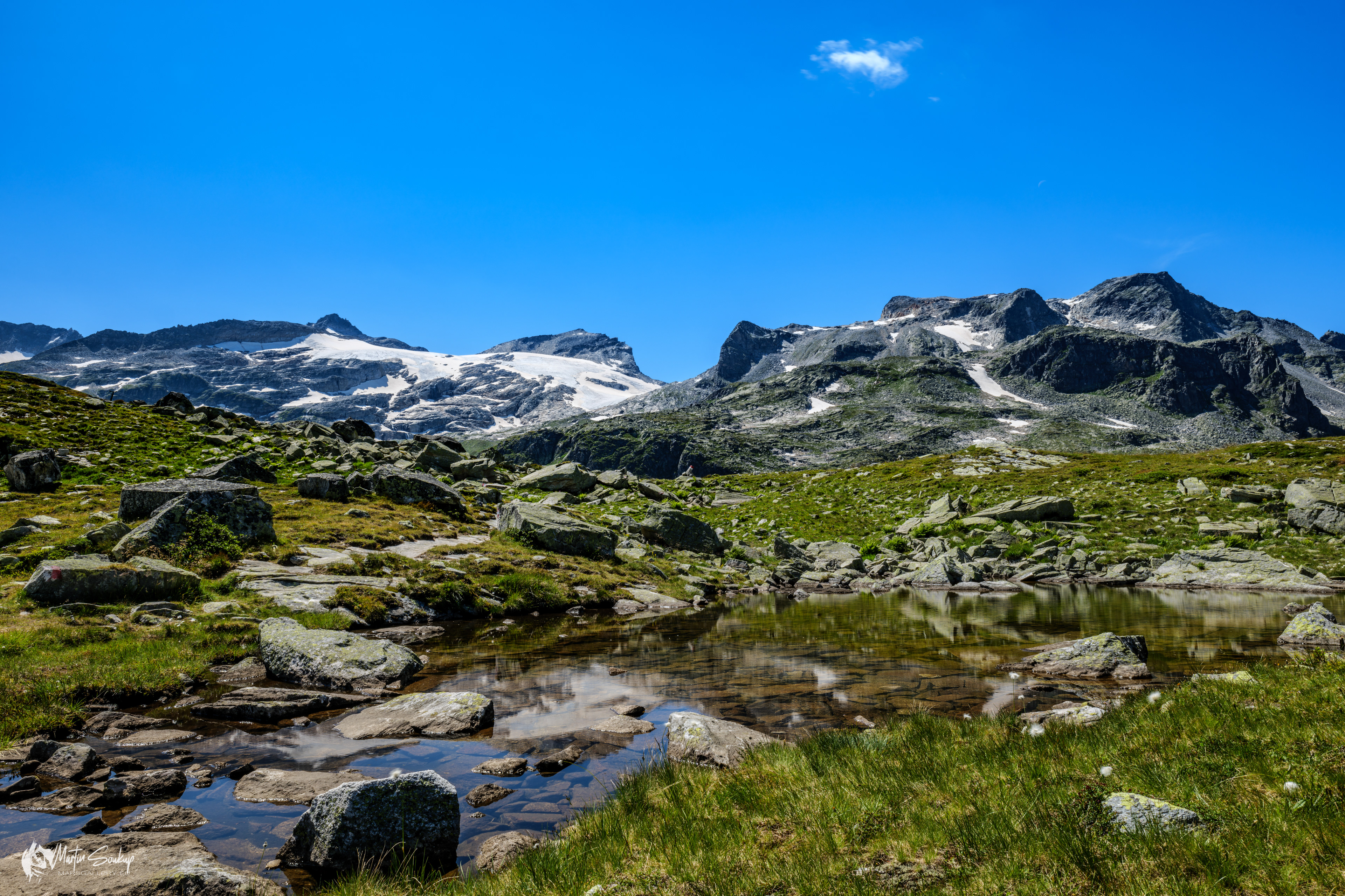 Na sklanaté plošině nad Weißsee je mnoho malých jezírek